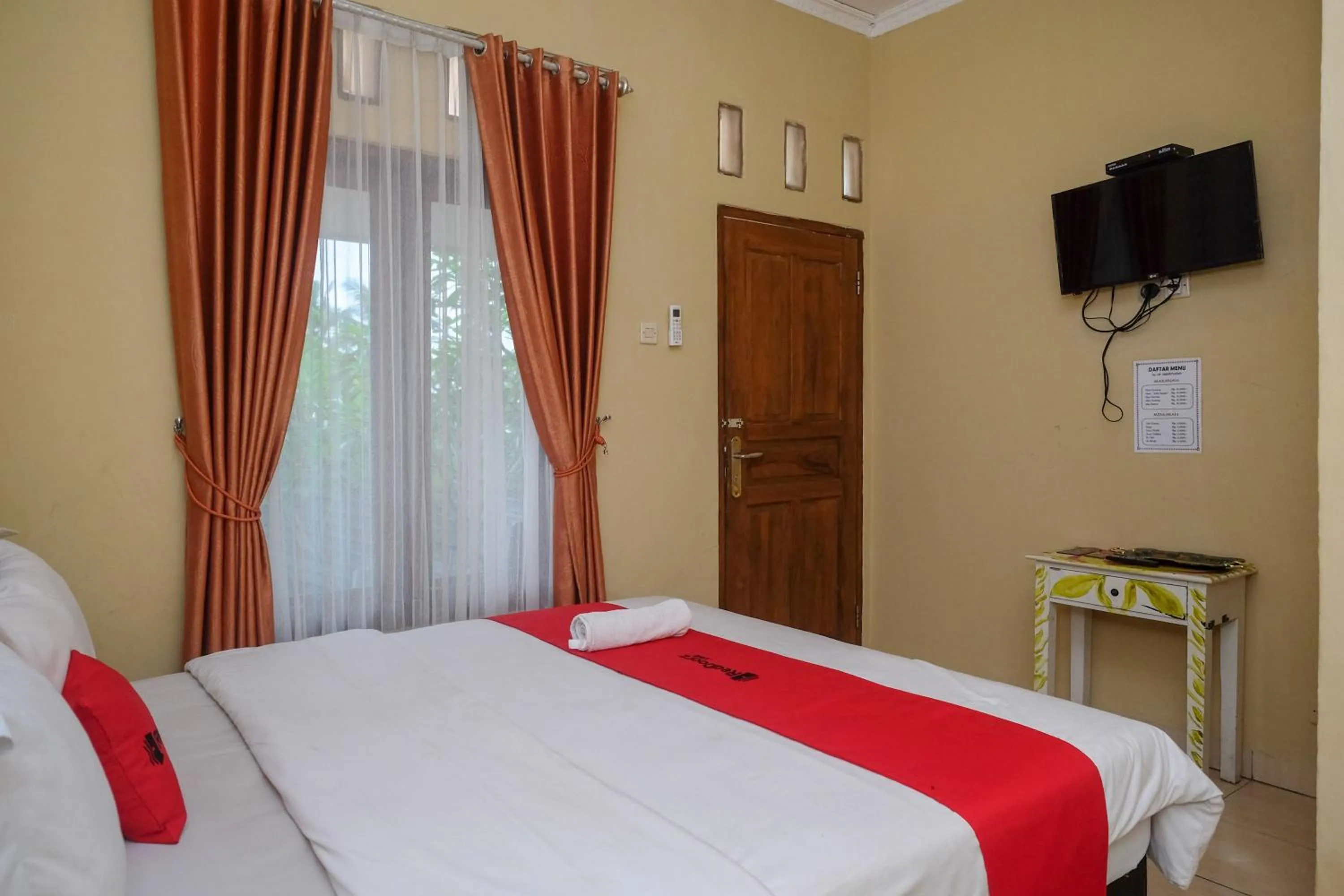 Bedroom, Bed in RedDoorz at Paris Ocean