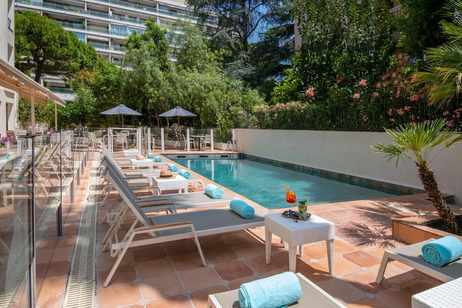 Swimming pool in Hotel Amarante Cannes