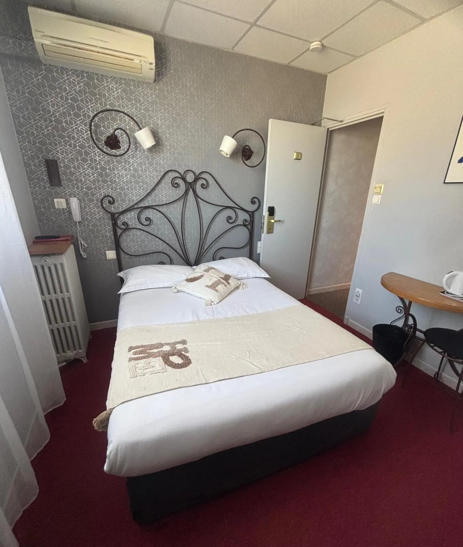 Bedroom, Bed in Le Régence