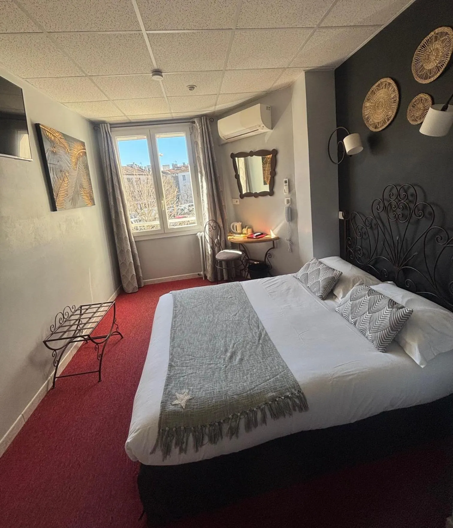 Photo of the whole room, Bed in Le Régence