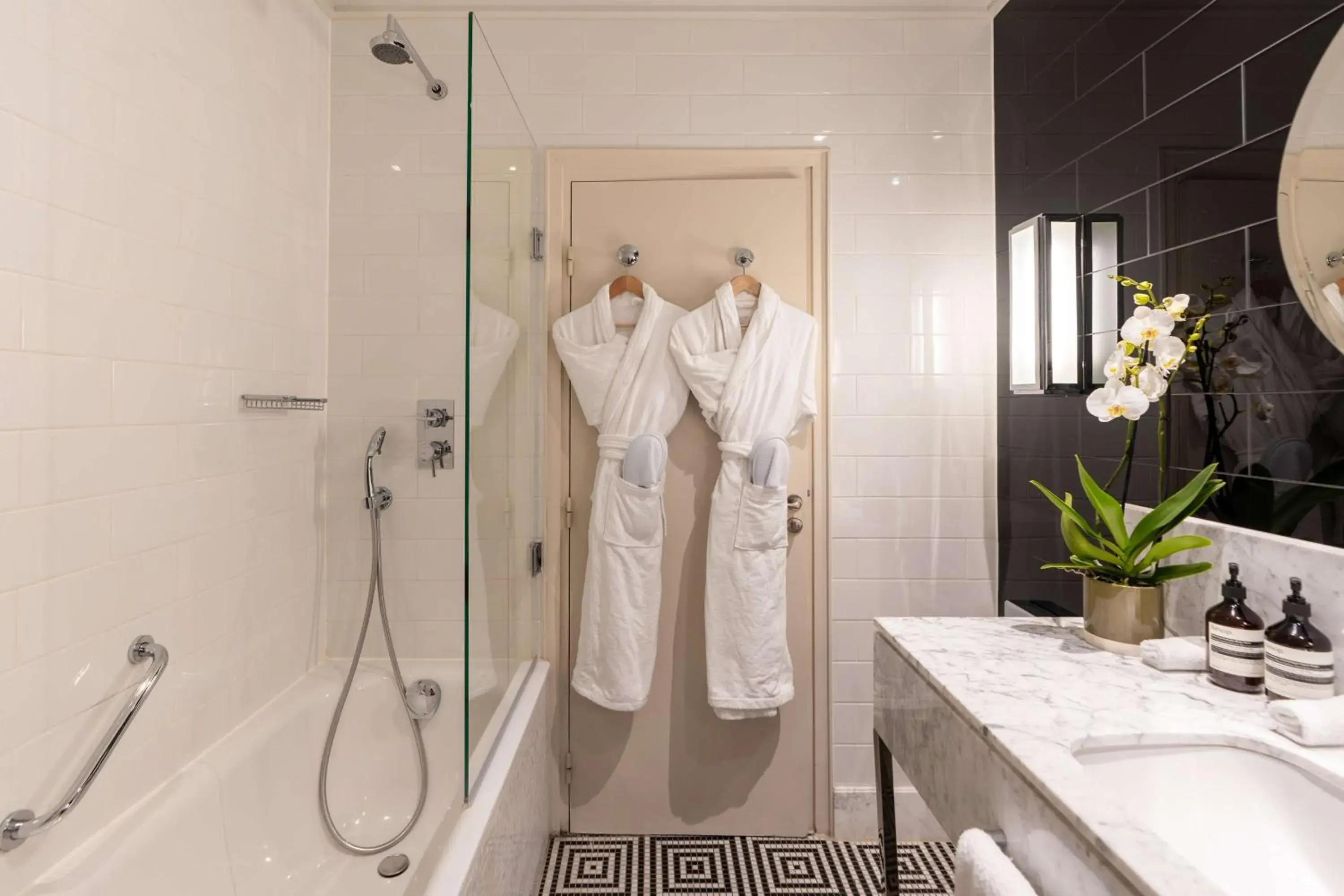 Pavillon 4 Star - King Room in Waldorf Astoria Versailles - Trianon Palace Pavillon 4 Star - King Room in Waldorf Astoria Versailles - Trianon Palace