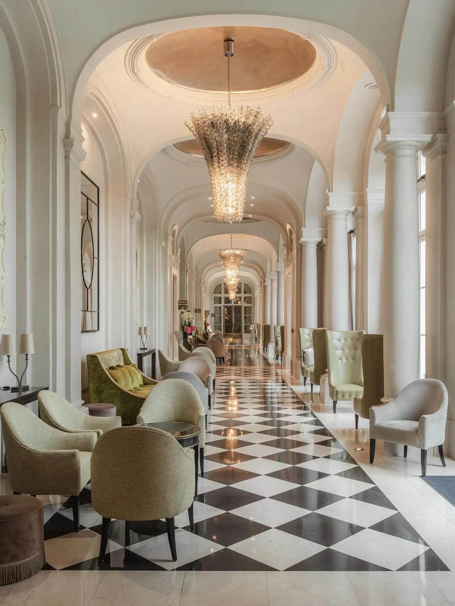 Lounge or bar in Waldorf Astoria Versailles - Trianon Palace