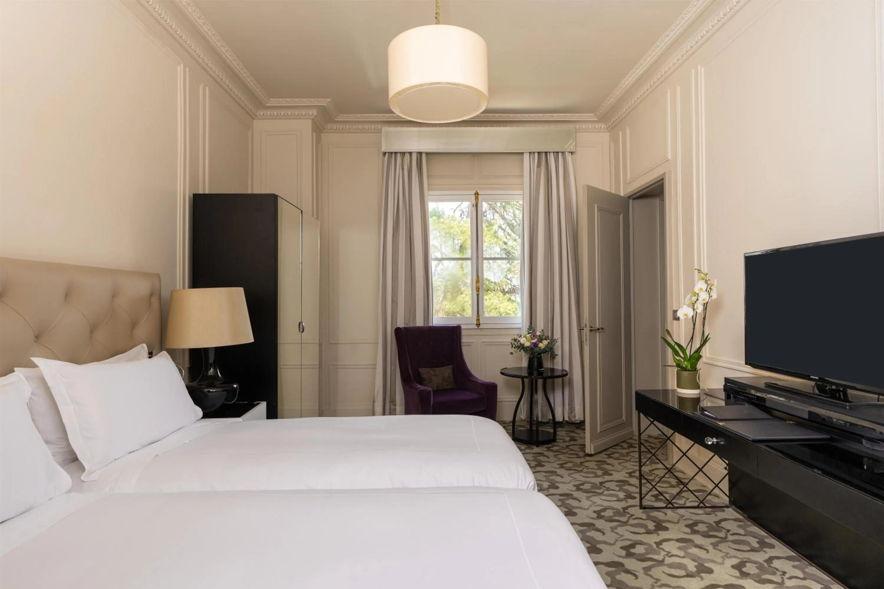 Living room, Bed in Waldorf Astoria Versailles - Trianon Palace