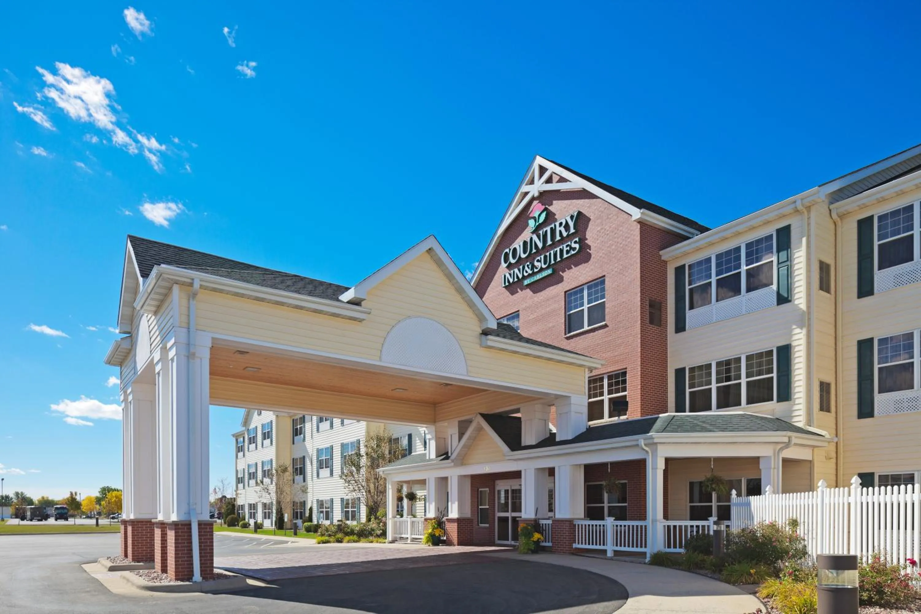 Facade/entrance in Country Inn & Suites by Radisson, Appleton North, WI