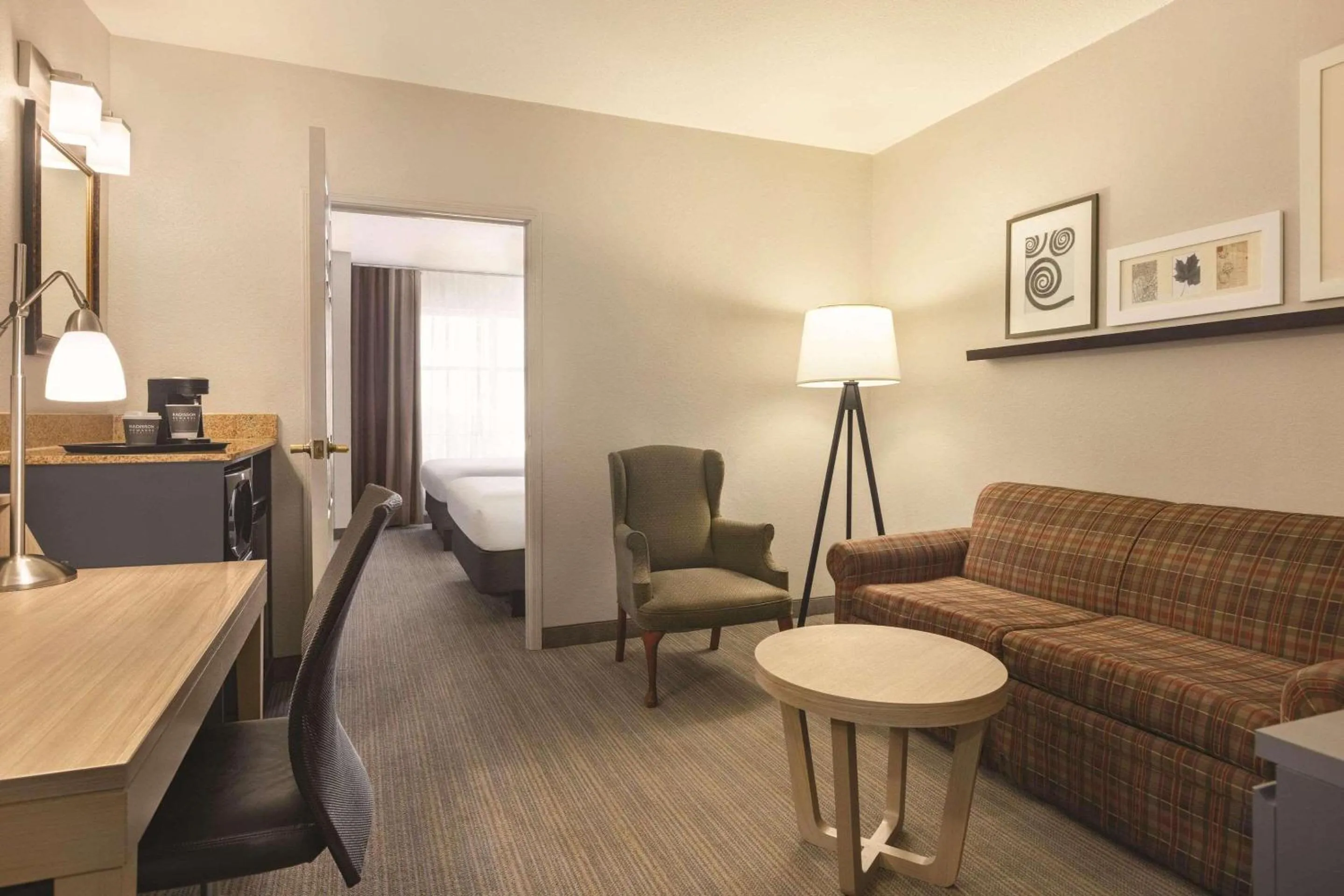 Living room in Country Inn & Suites by Radisson, Conyers, GA