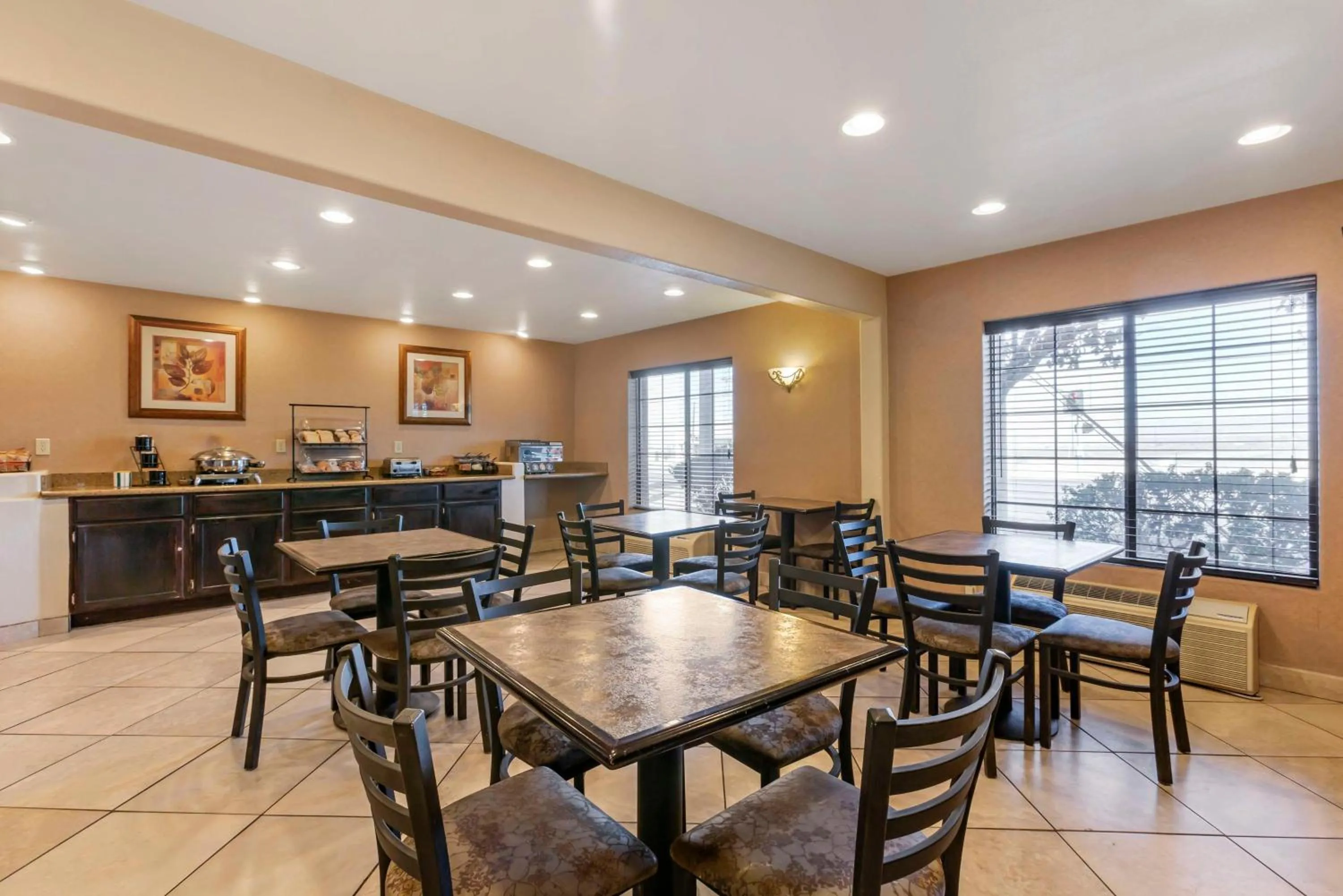 Breakfast in Best Western Desert Inn