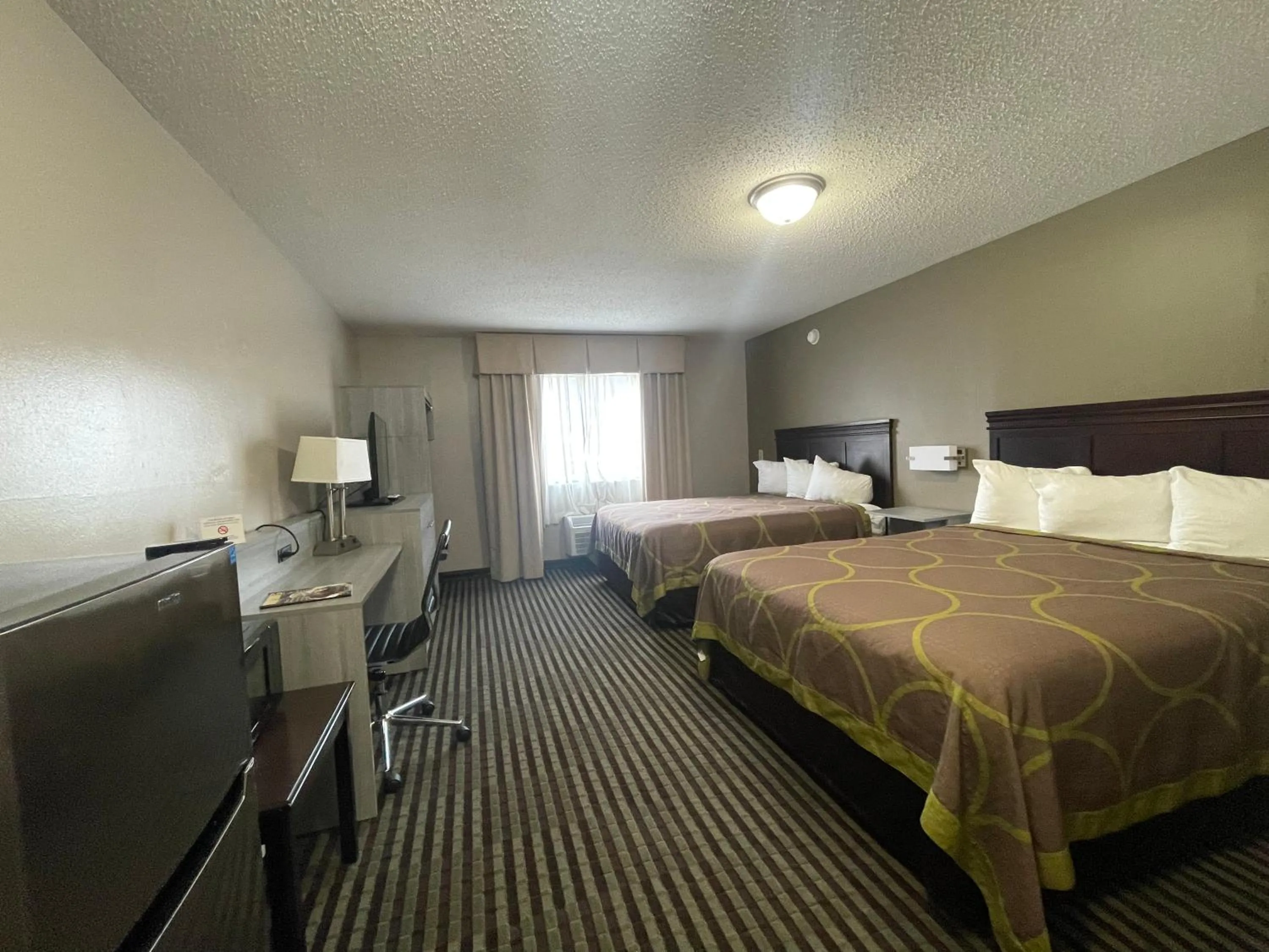 Photo of the whole room, Bed in DuPont Suites - Louisville - St. Matthews