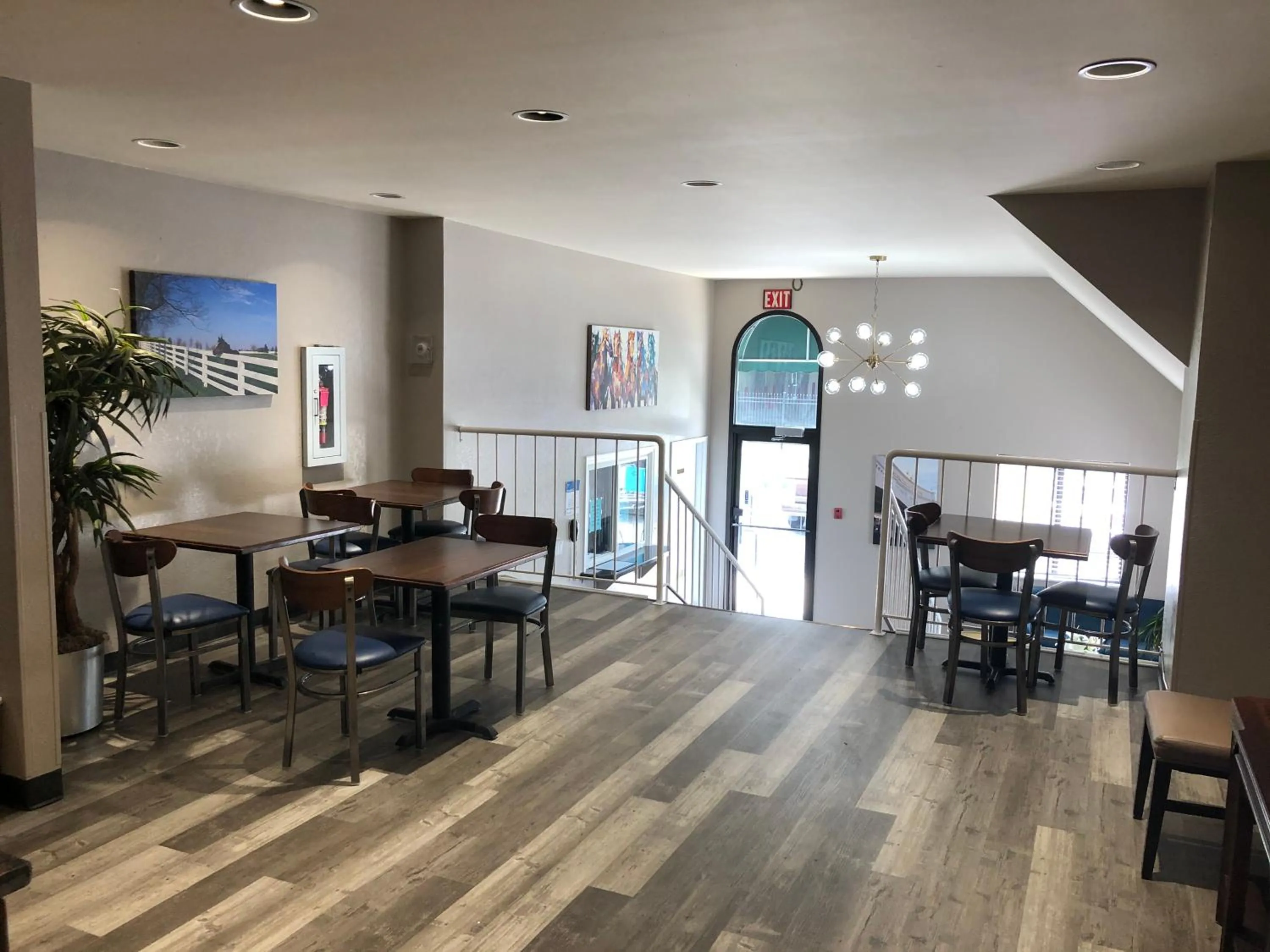 Lounge or bar in DuPont Suites - Louisville - St. Matthews