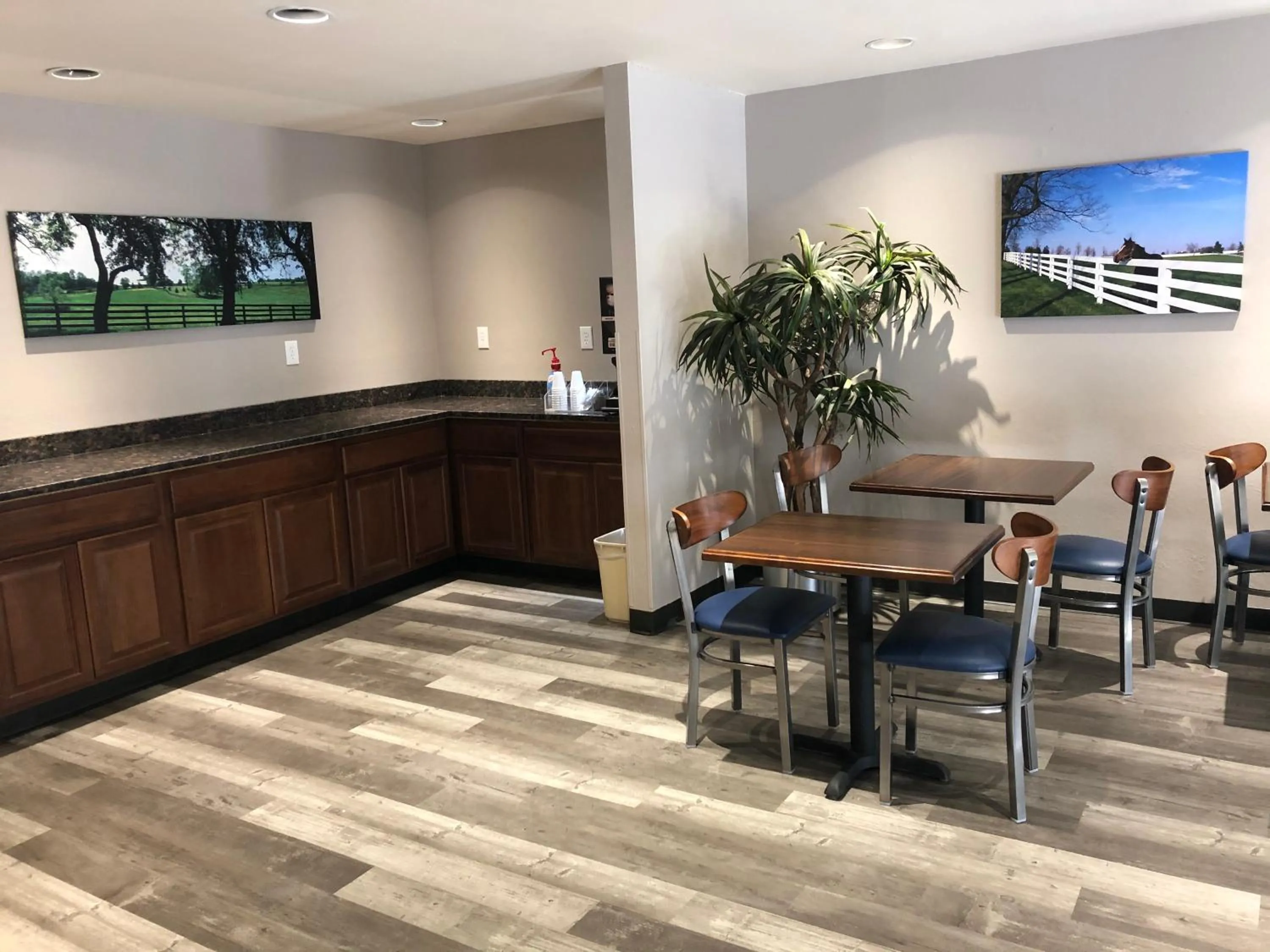 Lounge or bar in DuPont Suites - Louisville - St. Matthews