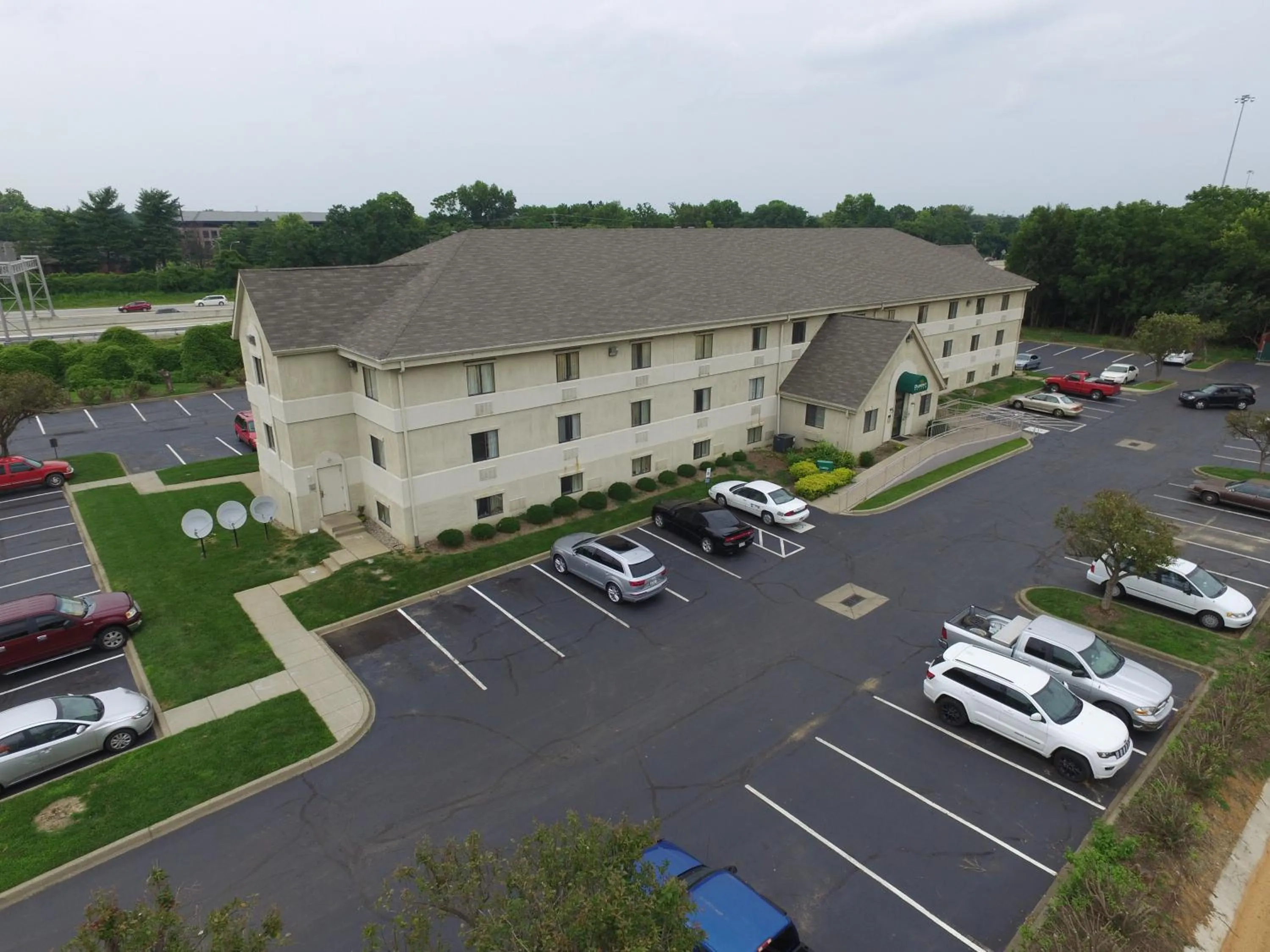 Property building in DuPont Suites - Louisville - St. Matthews