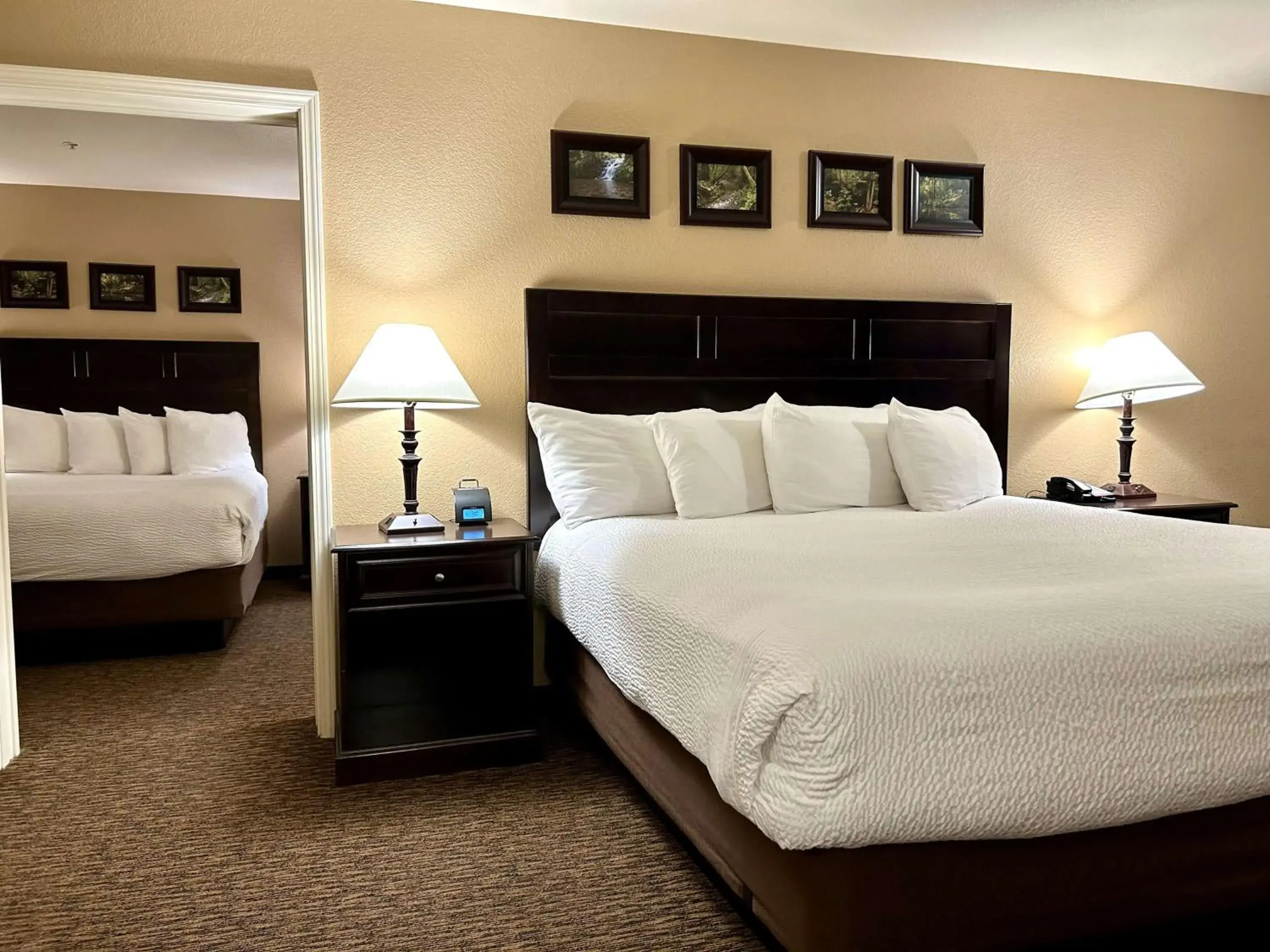 Two-Room Suite with One King and One Queen Bed in Best Western Country Inn Two-Room Suite with One King and One Queen Bed in Best Western Country Inn