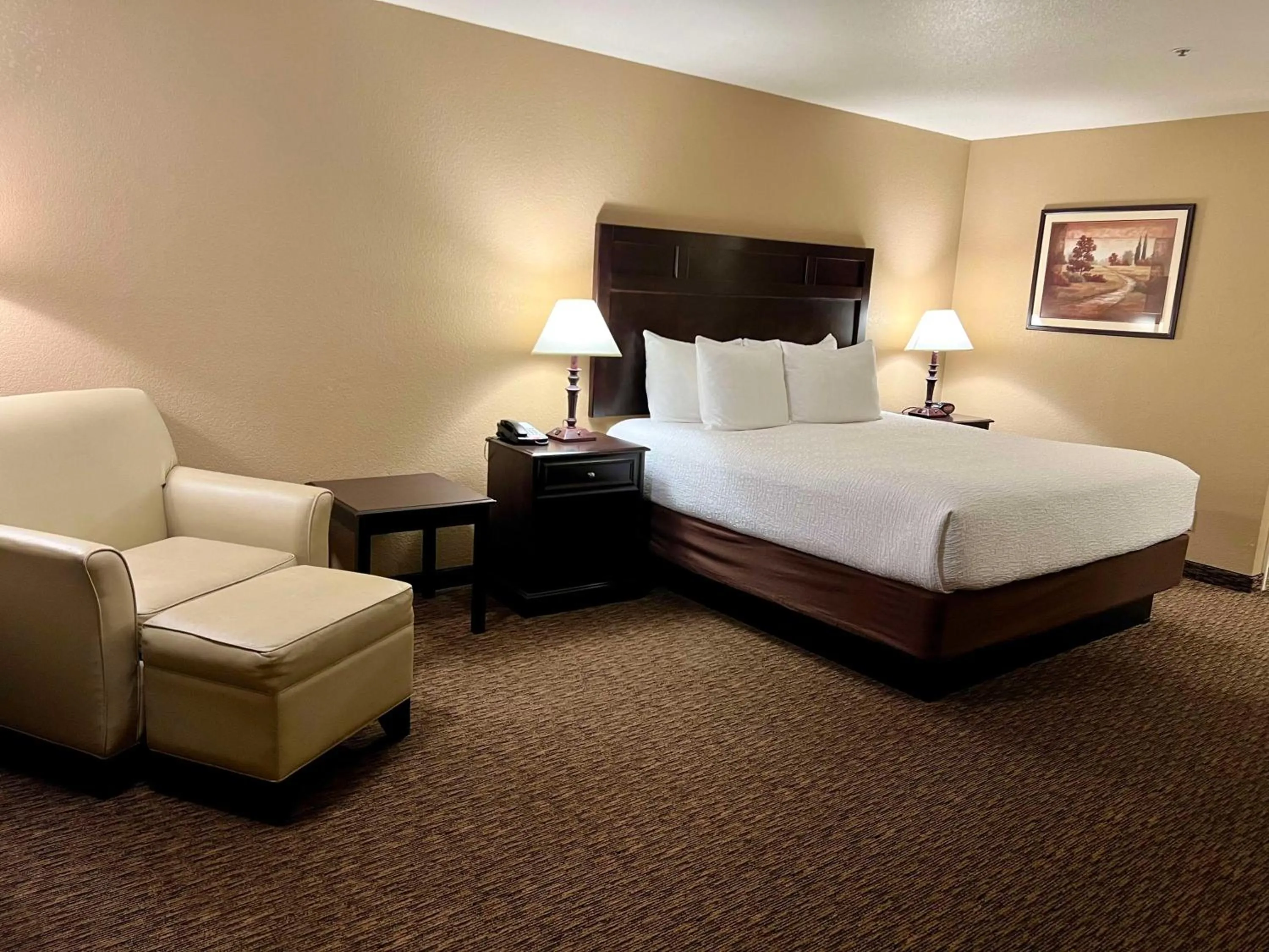 Seating area, Bed in Best Western Country Inn