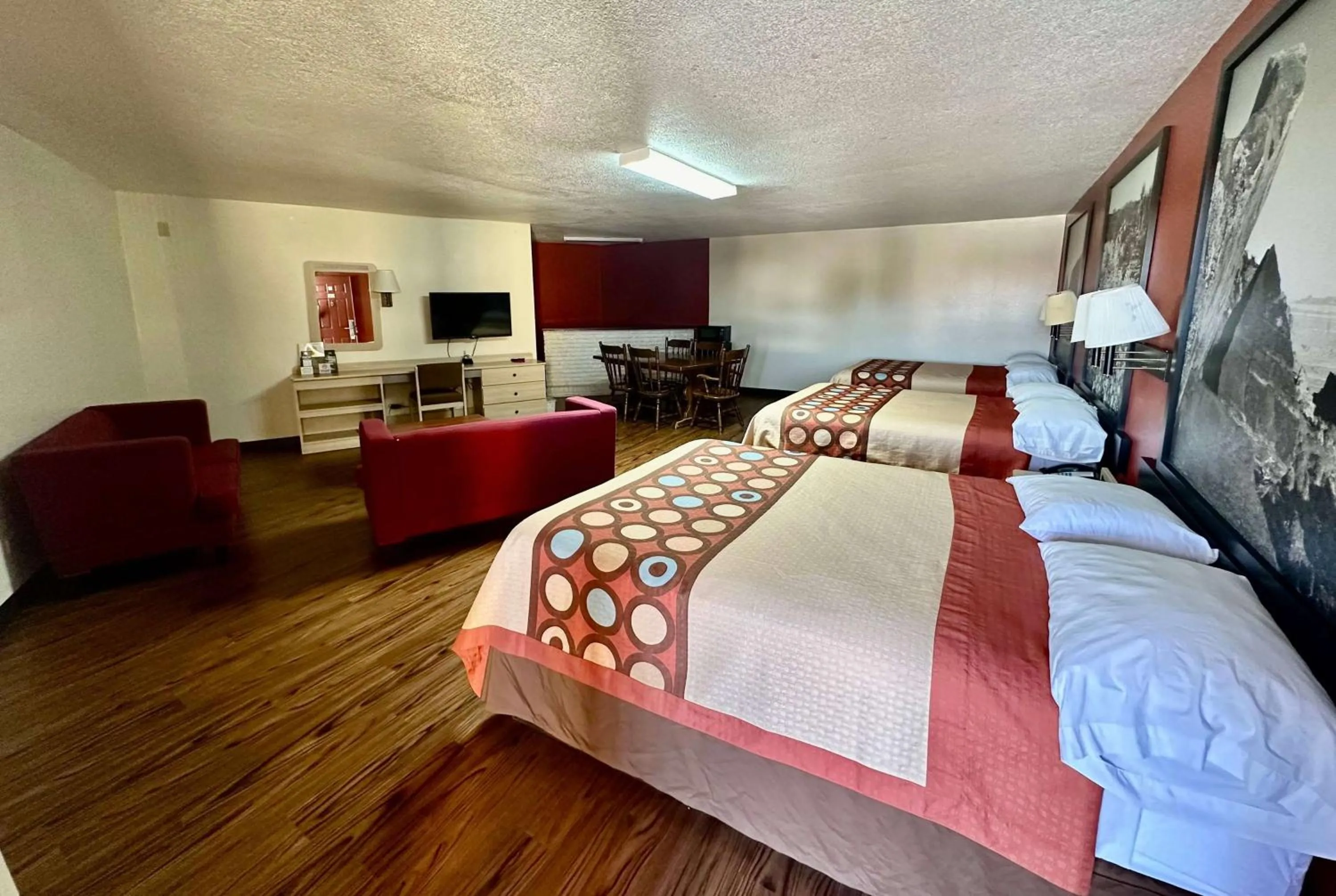 Photo of the whole room, Bed in Super 8 by Wyndham Athens TX