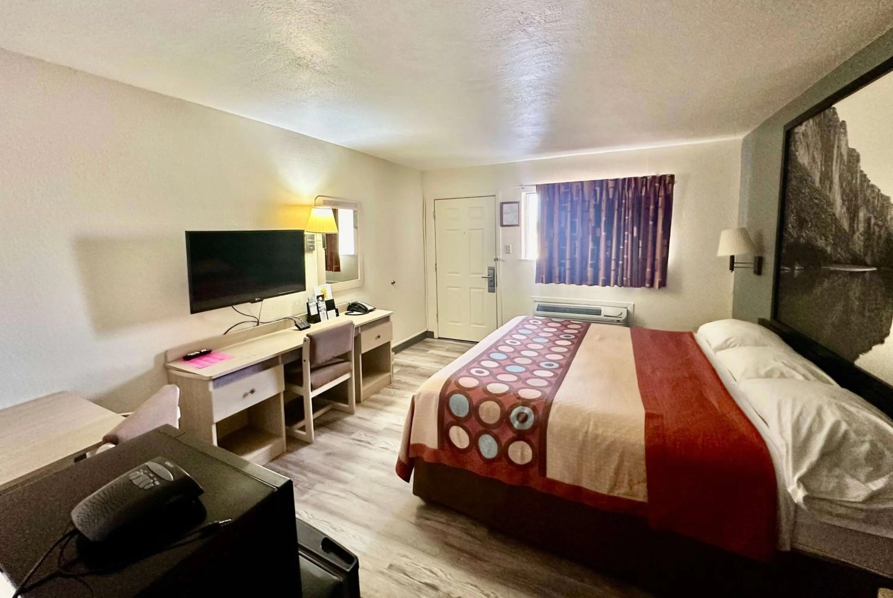 Photo of the whole room, Bed in Super 8 by Wyndham Athens TX