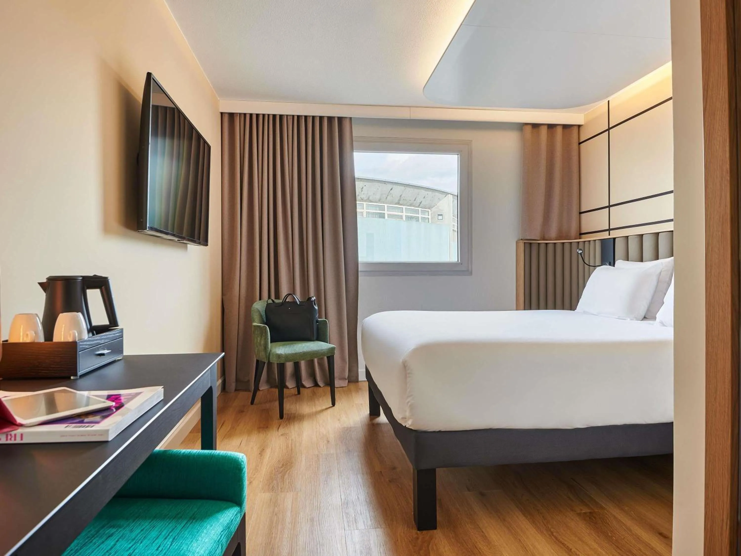 Property building, Bed in Mercure Paris Nanterre