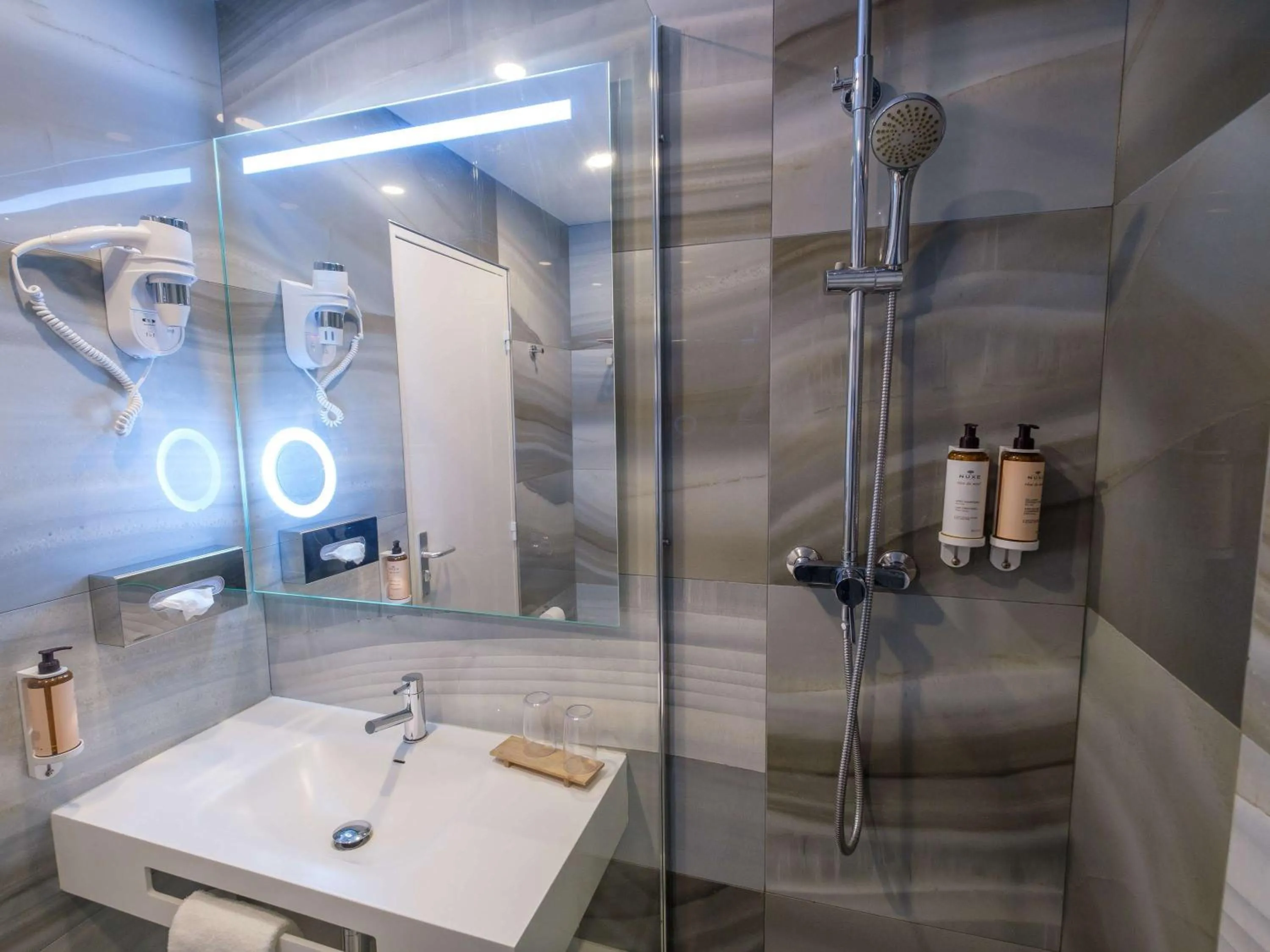 Bathroom in Qualys - Hotel Nanterre - Paris la DÃ©fense