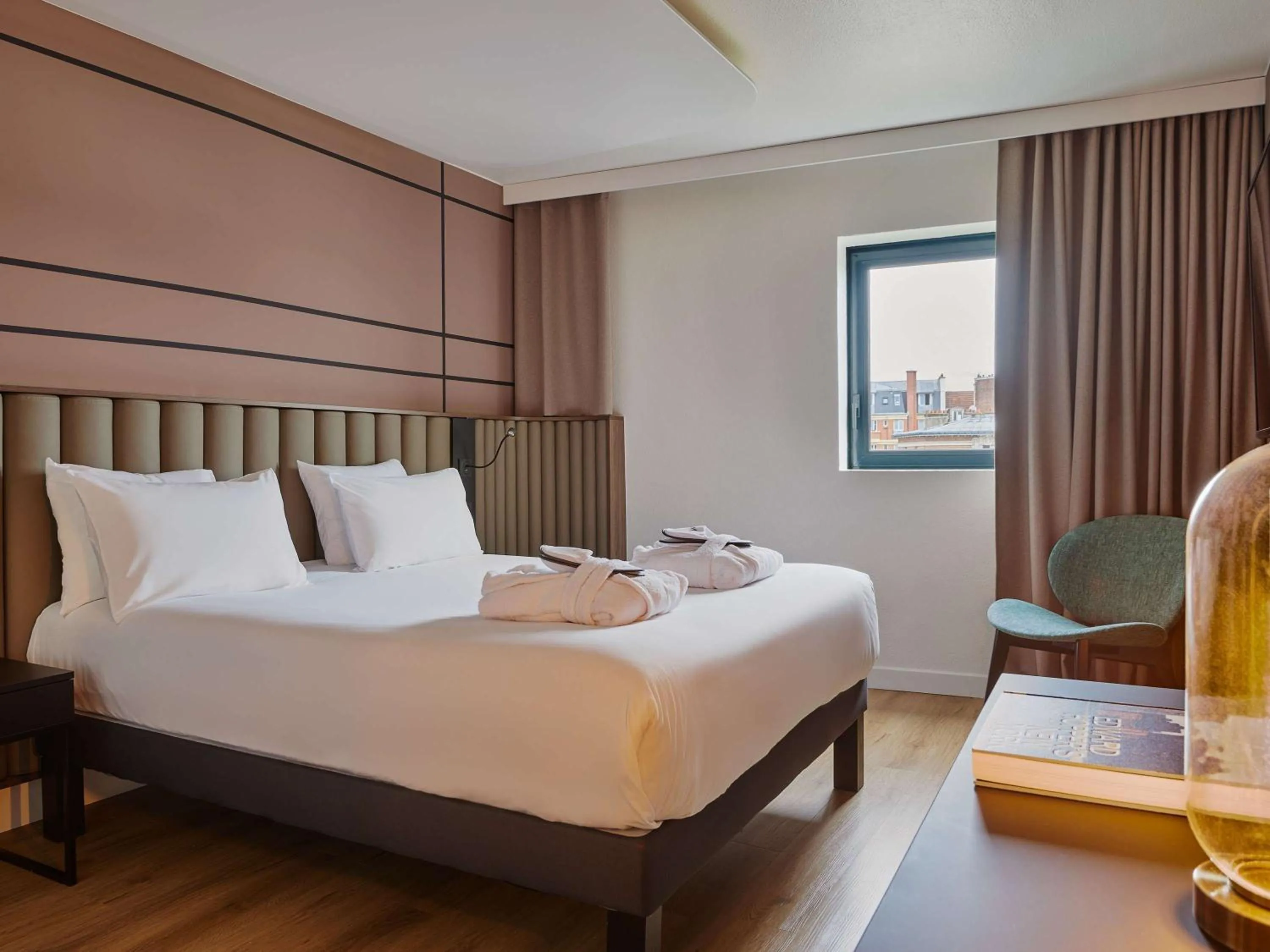 Bedroom, Bed in Qualys - Hotel Nanterre - Paris la DÃ©fense