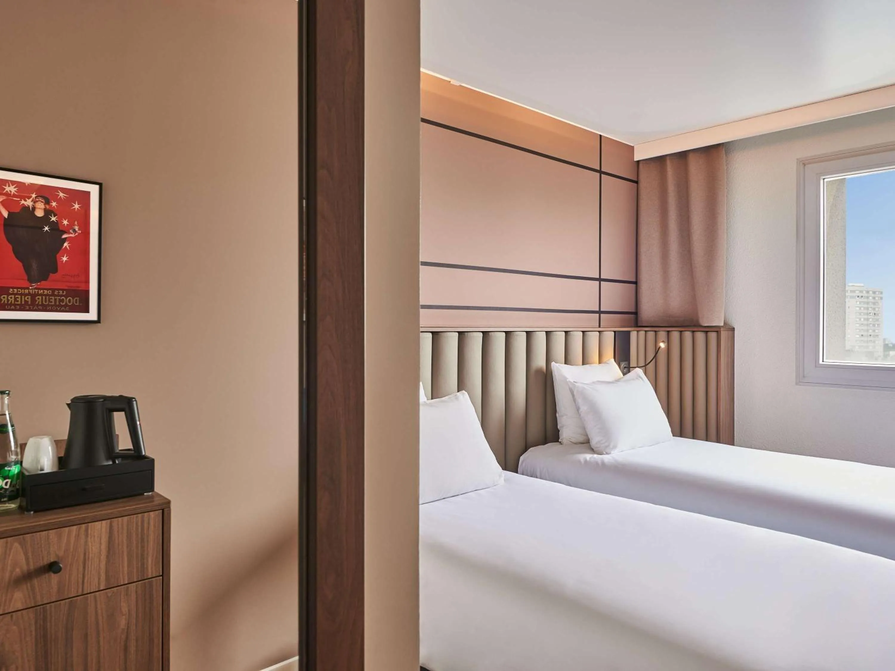 Bedroom, Bed in Qualys - Hotel Nanterre - Paris la DÃ©fense