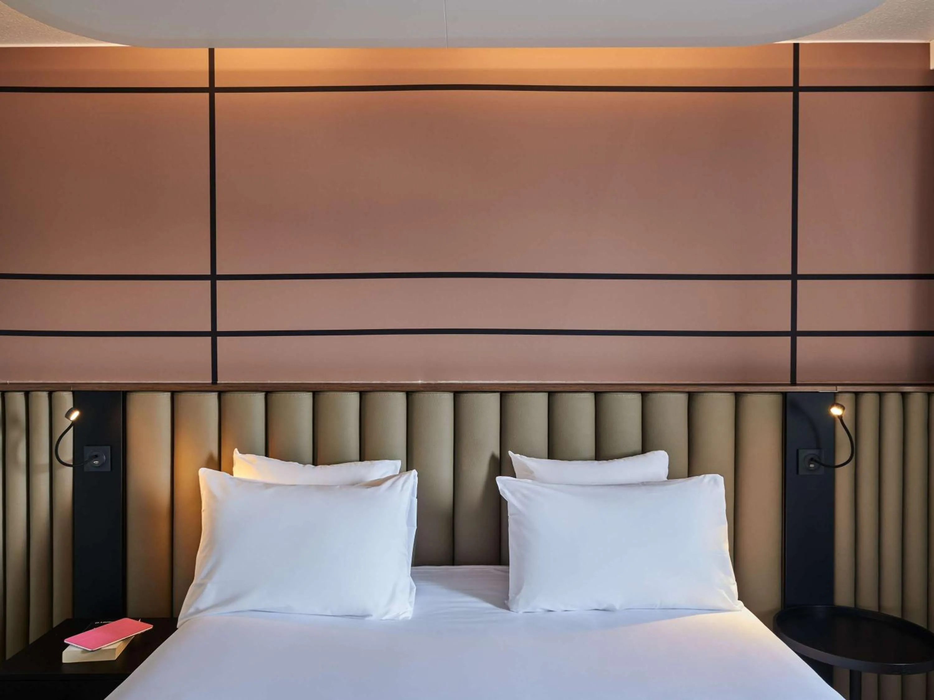 Bedroom, Bed in Qualys - Hotel Nanterre - Paris la DÃ©fense