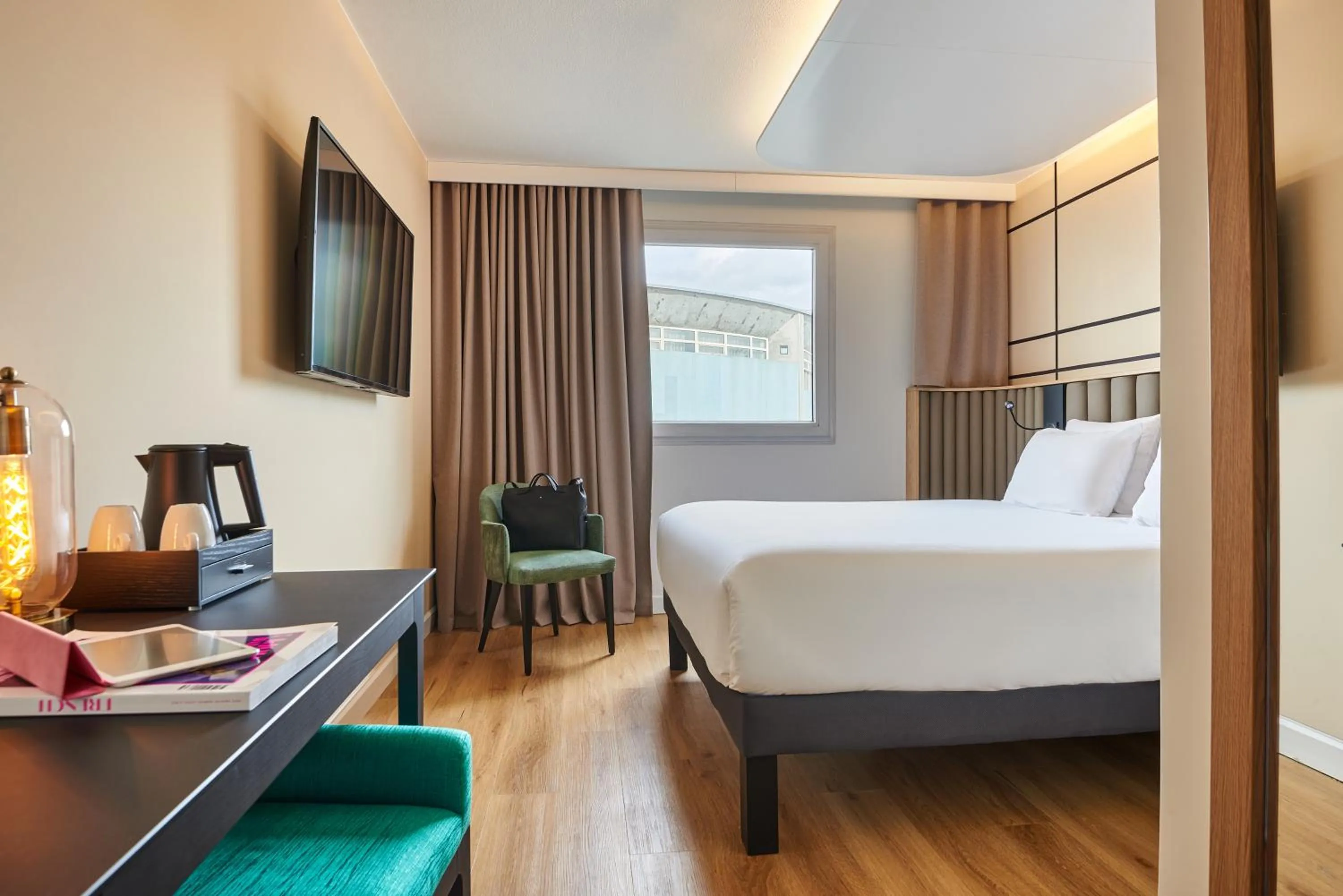 Bedroom, Bed in Qualys - Hotel Nanterre - Paris la DÃ©fense