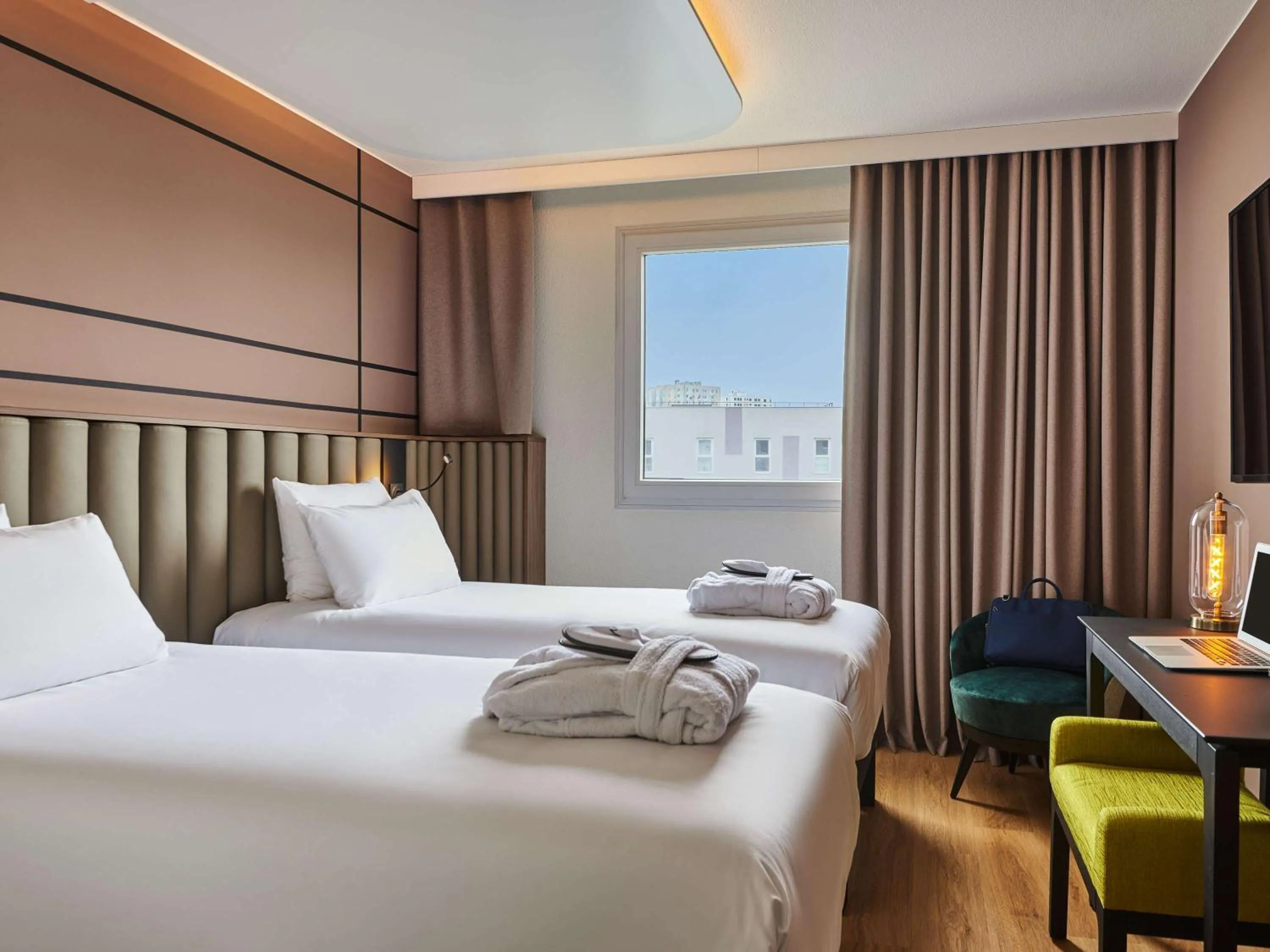 Bedroom, Bed in Qualys - Hotel Nanterre - Paris la DÃ©fense