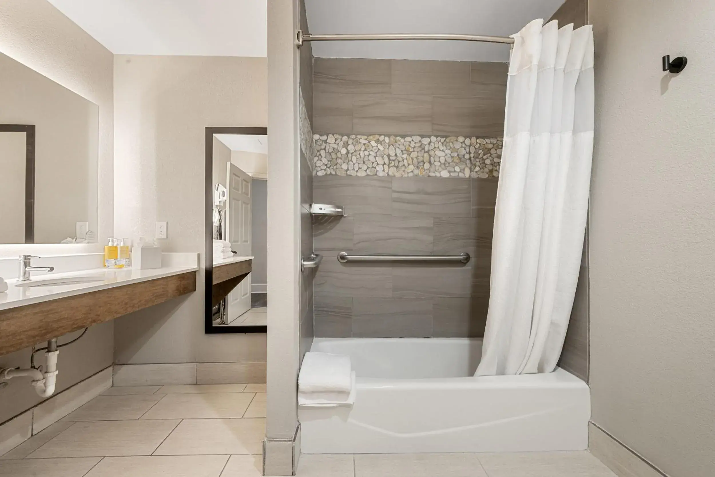 Double Room - Disability Access in The Ridges Resort on Lake Chatuge Double Room - Disability Access in The Ridges Resort on Lake Chatuge