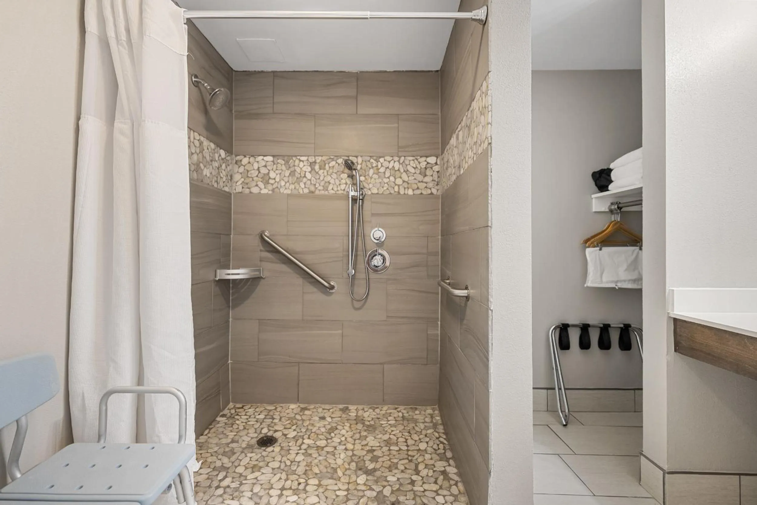 Queen Room - Disability Access in The Ridges Resort on Lake Chatuge