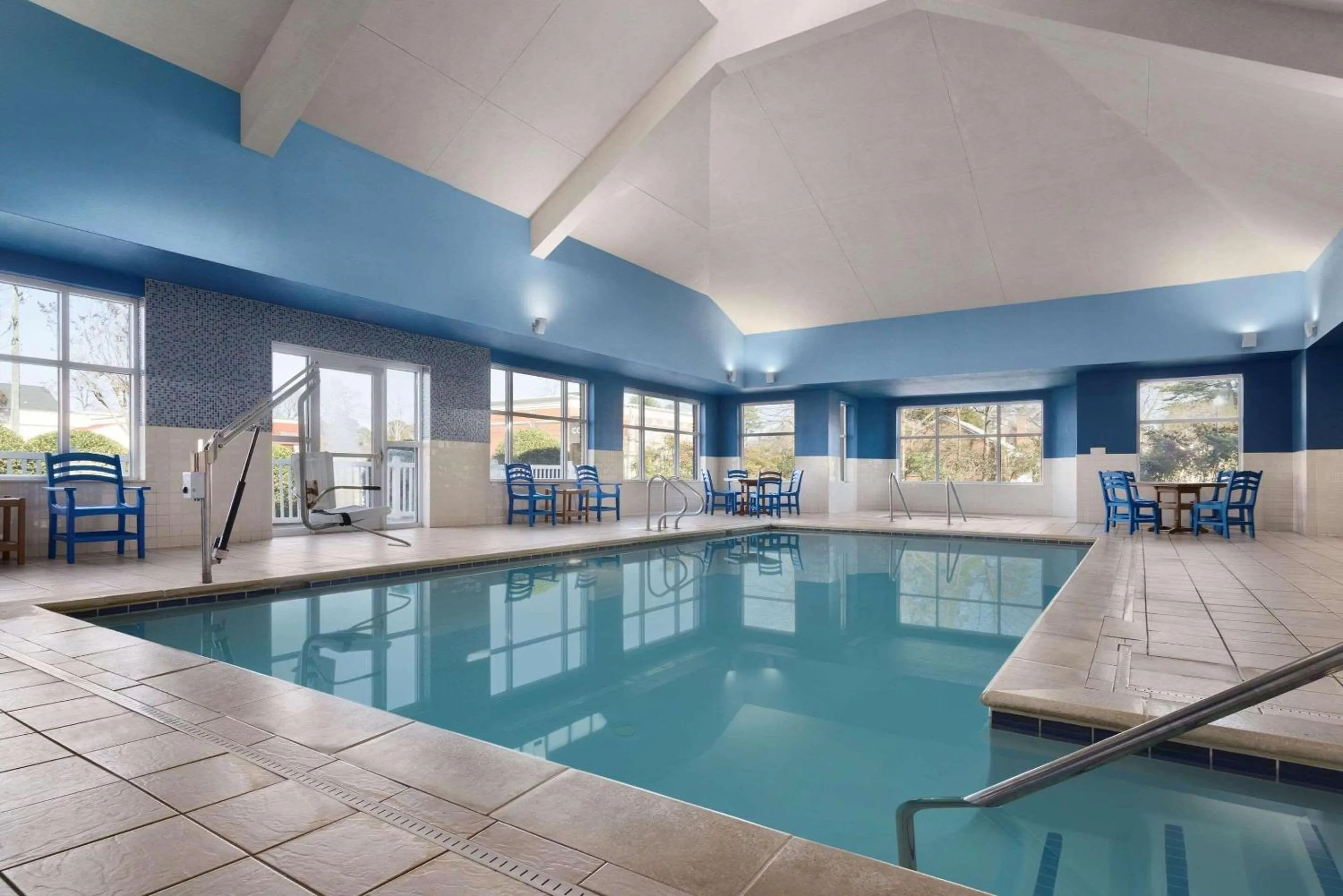Swimming pool in Country Inn & Suites by Radisson, Williamsburg Historic Area, VA
