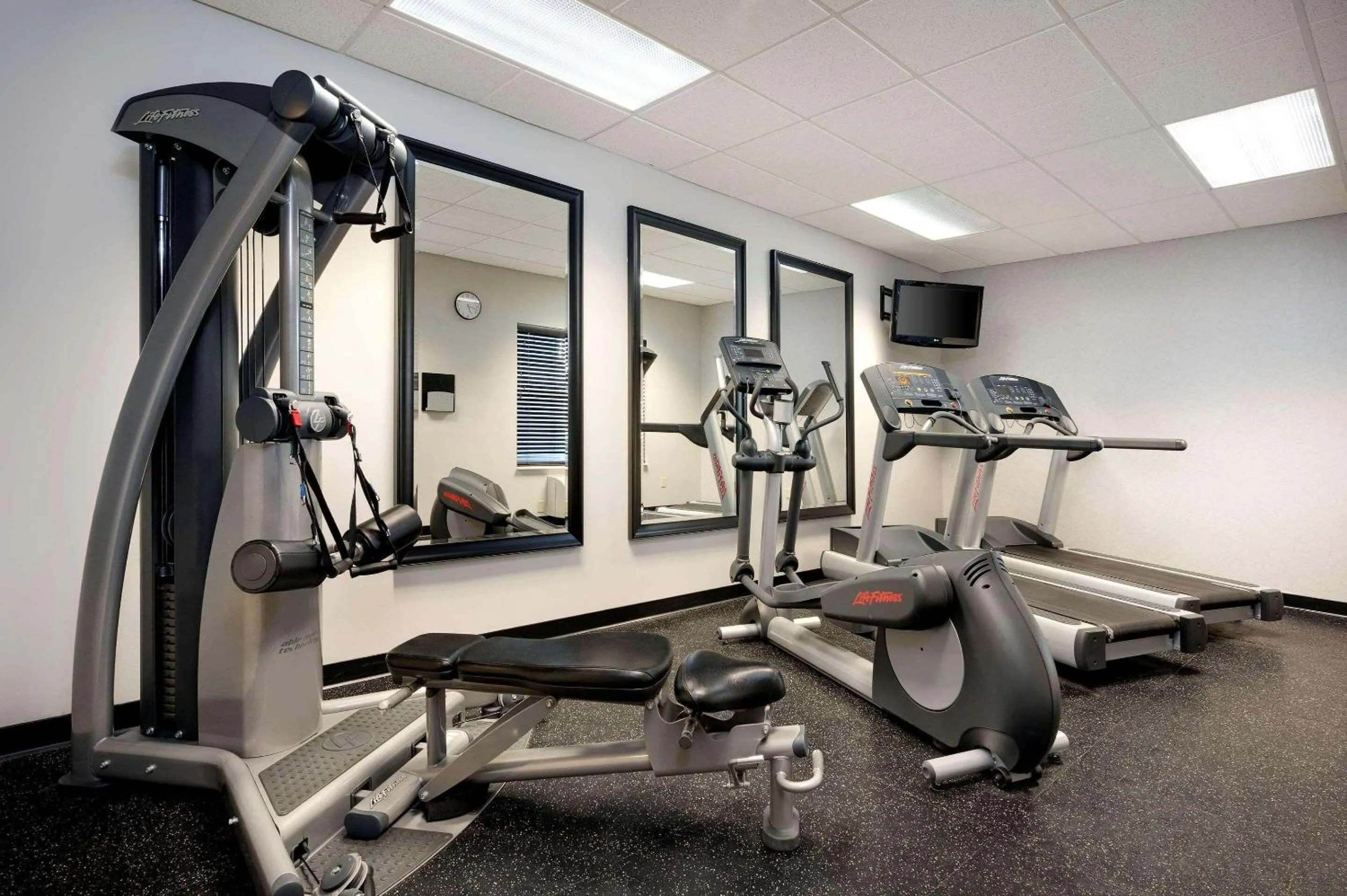 Fitness centre/facilities in Country Inn & Suites by Radisson Albertville near Outlet Mall