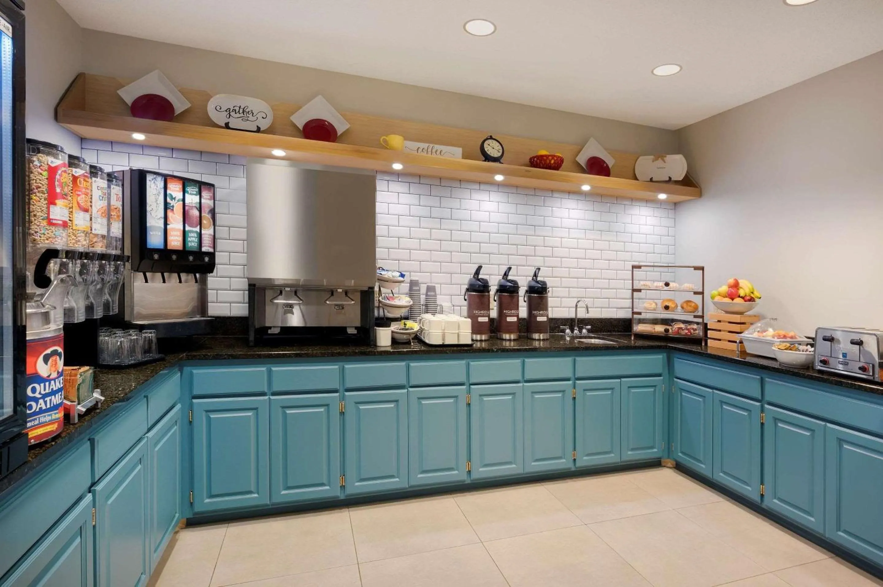 Breakfast in Country Inn & Suites by Radisson Albertville near Outlet Mall