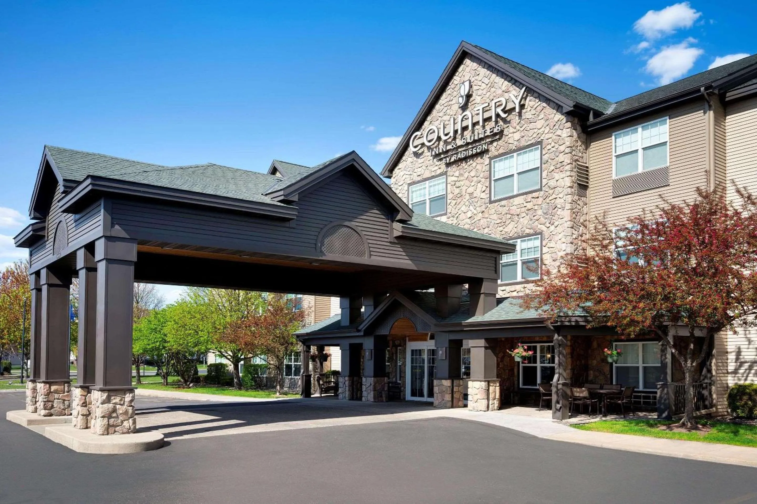 Property building in Country Inn & Suites by Radisson Albertville near Outlet Mall