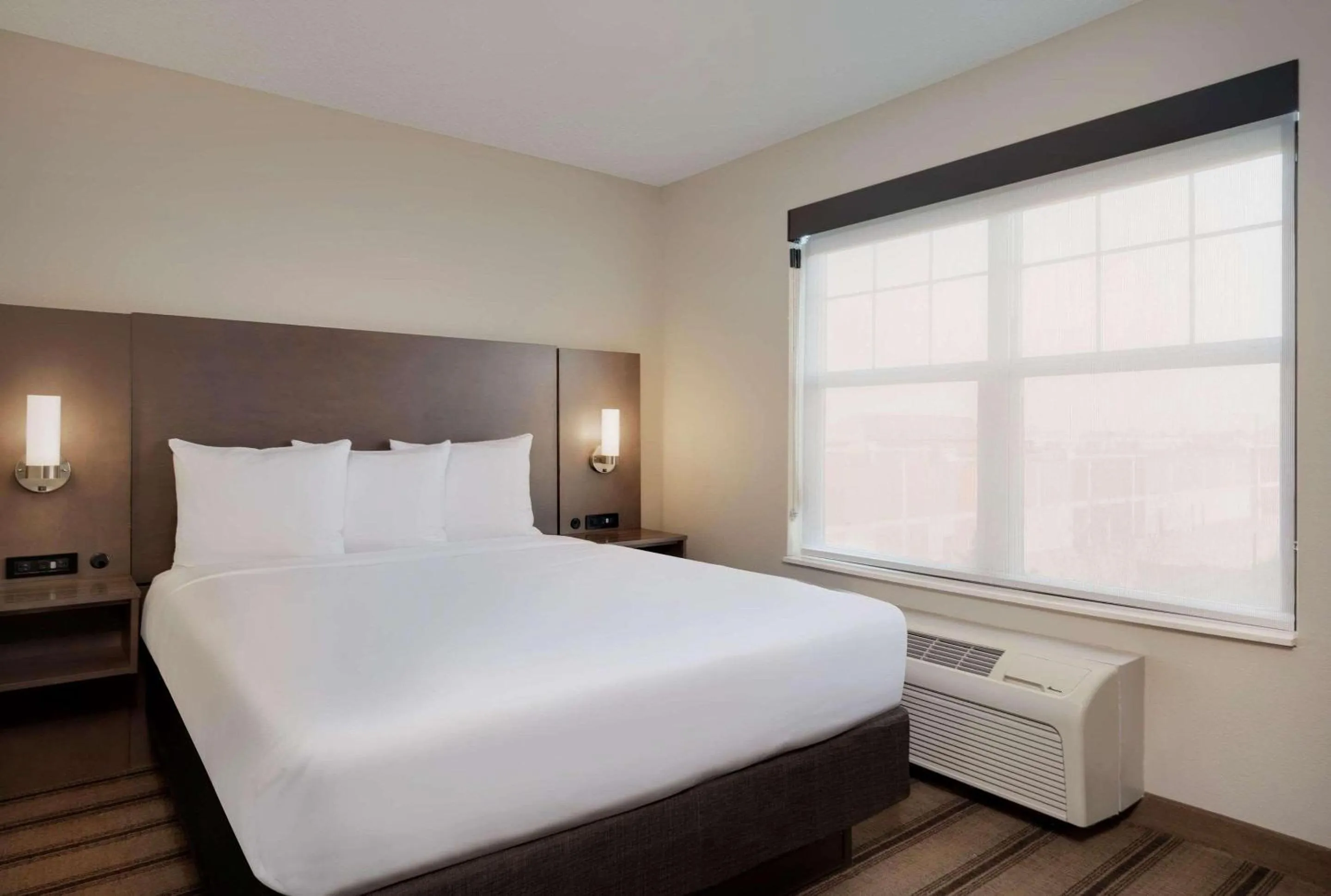 Bedroom, Bed in Country Inn & Suites by Radisson Albertville near Outlet Mall