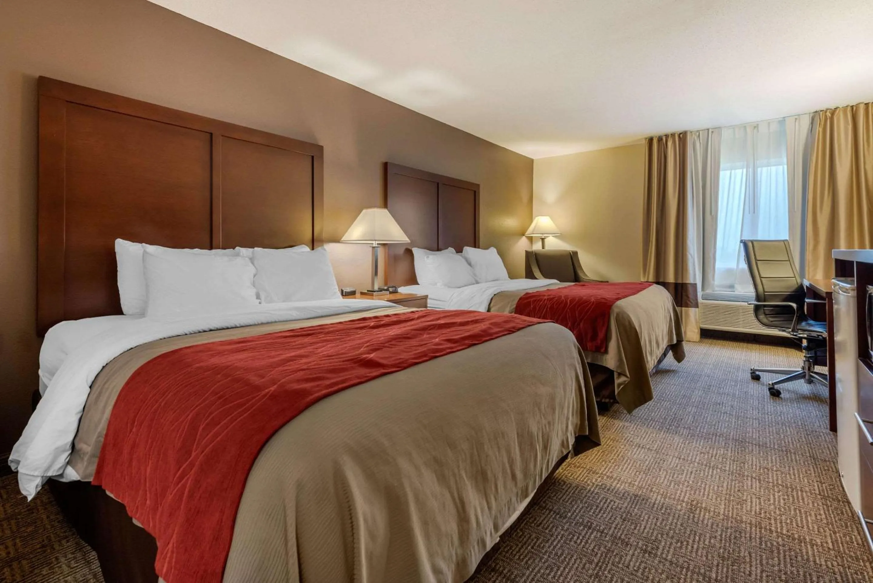 Photo of the whole room, Bed in Comfort Inn Warren I-69