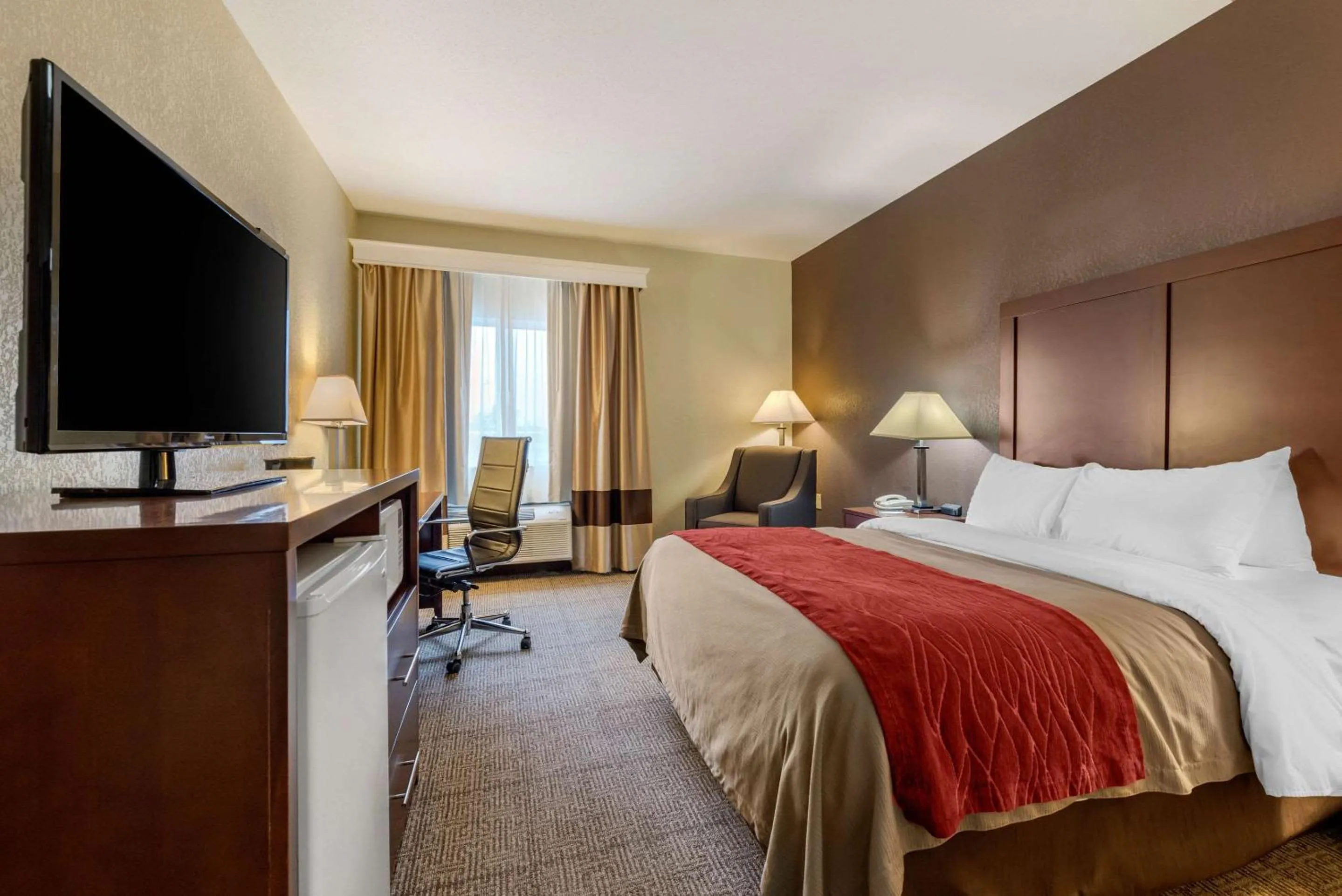 Photo of the whole room, Bed in Comfort Inn Warren I-69