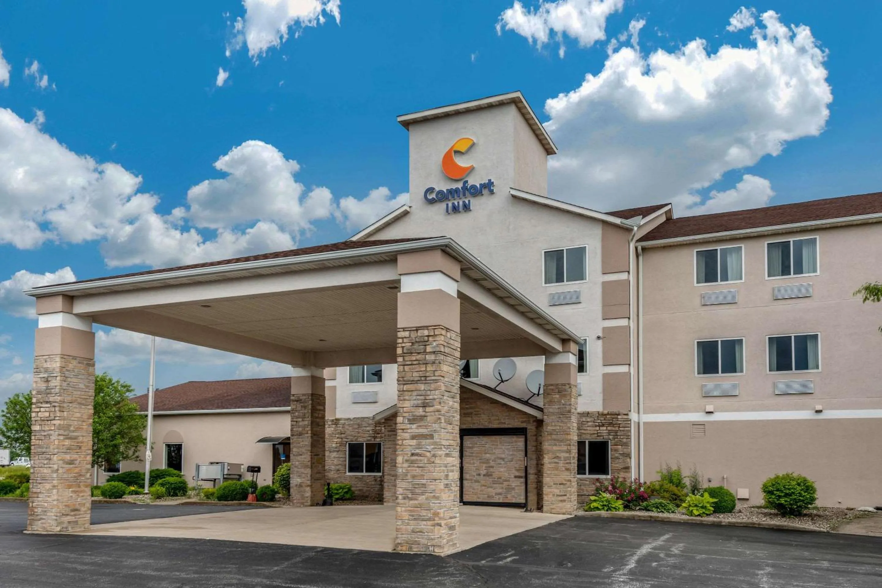 Property building in Comfort Inn Warren I-69