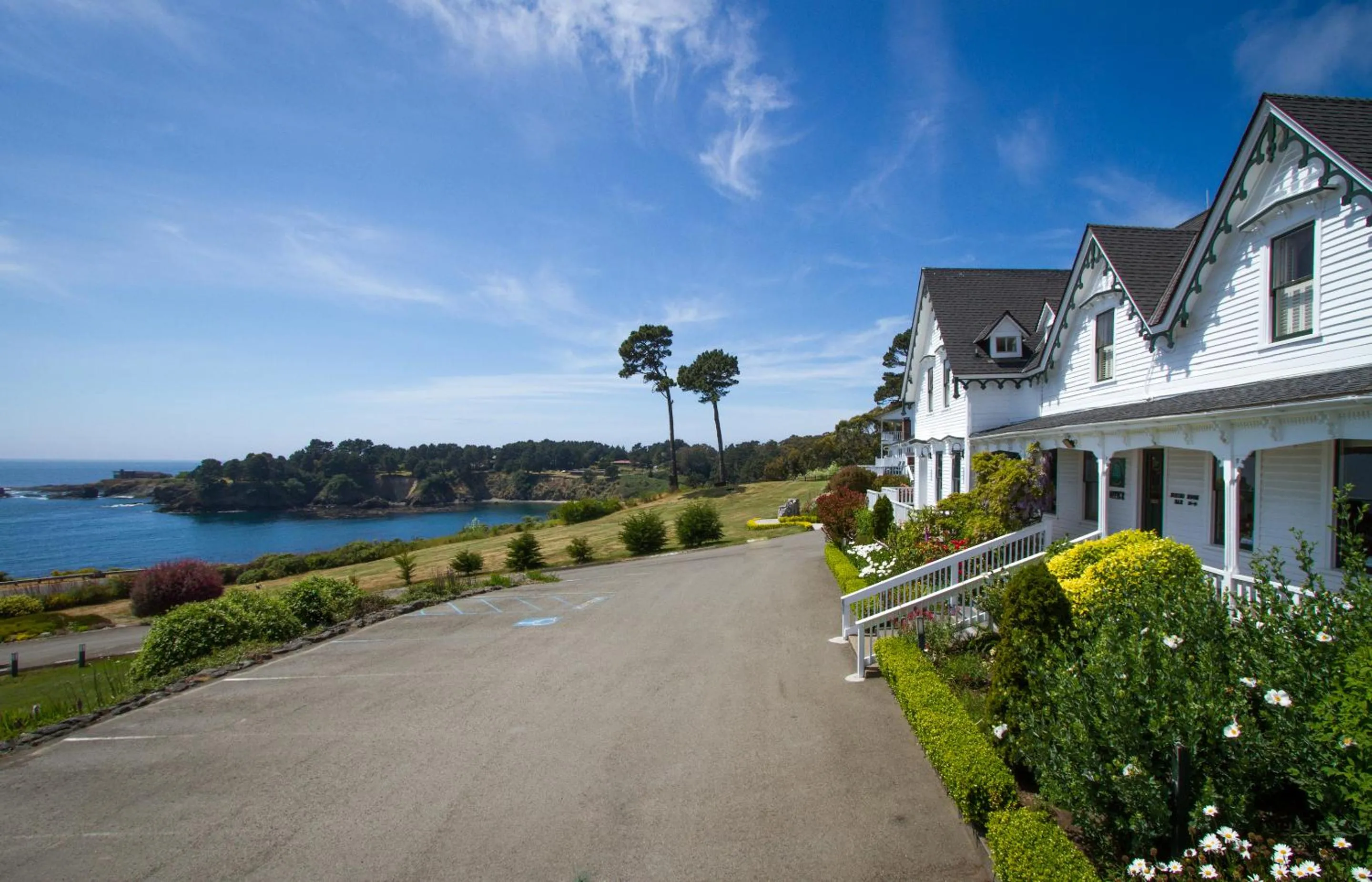 Facade/entrance in Little River Inn
