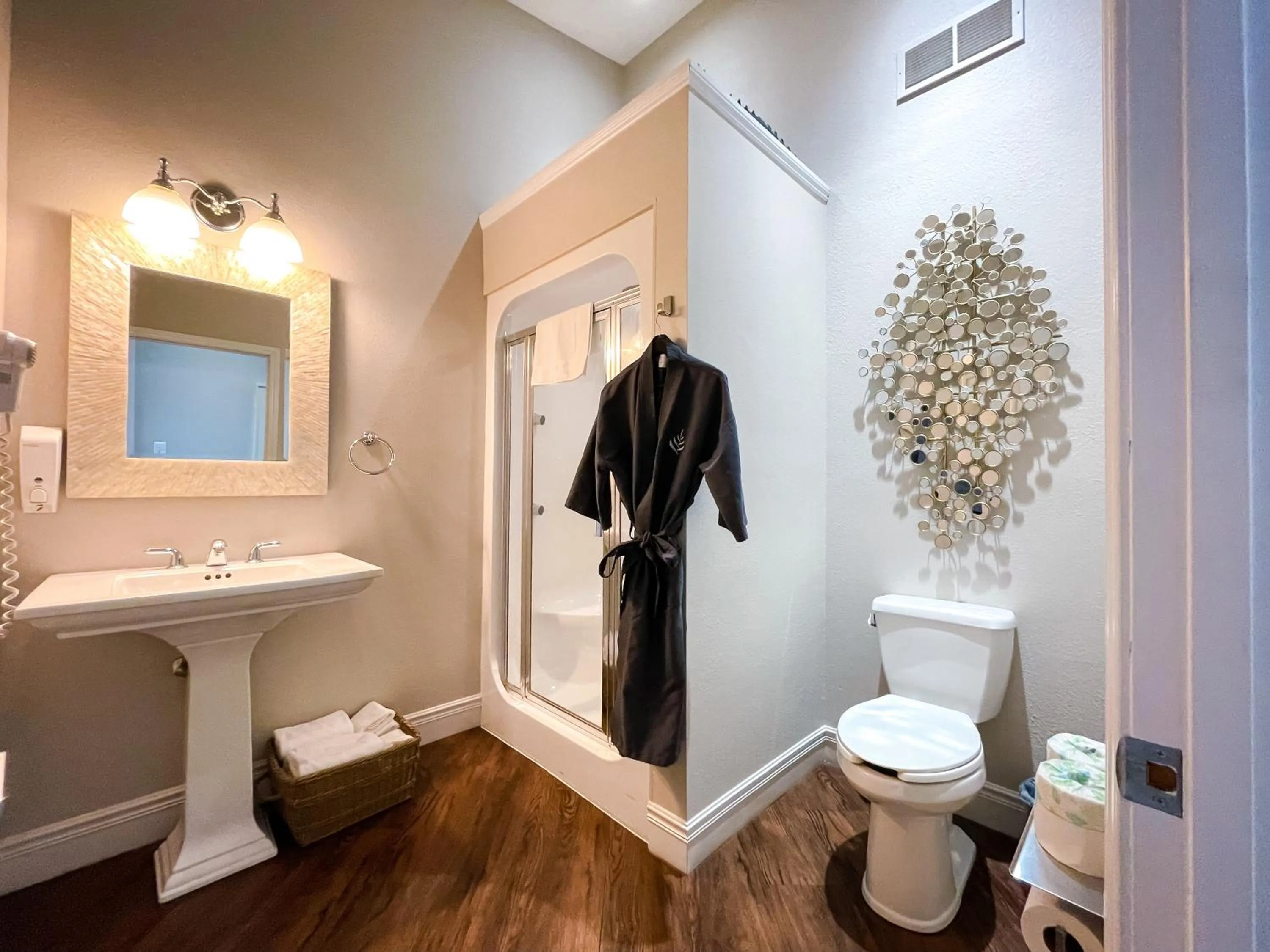 Shower in PINEMARK Inn Suites Events