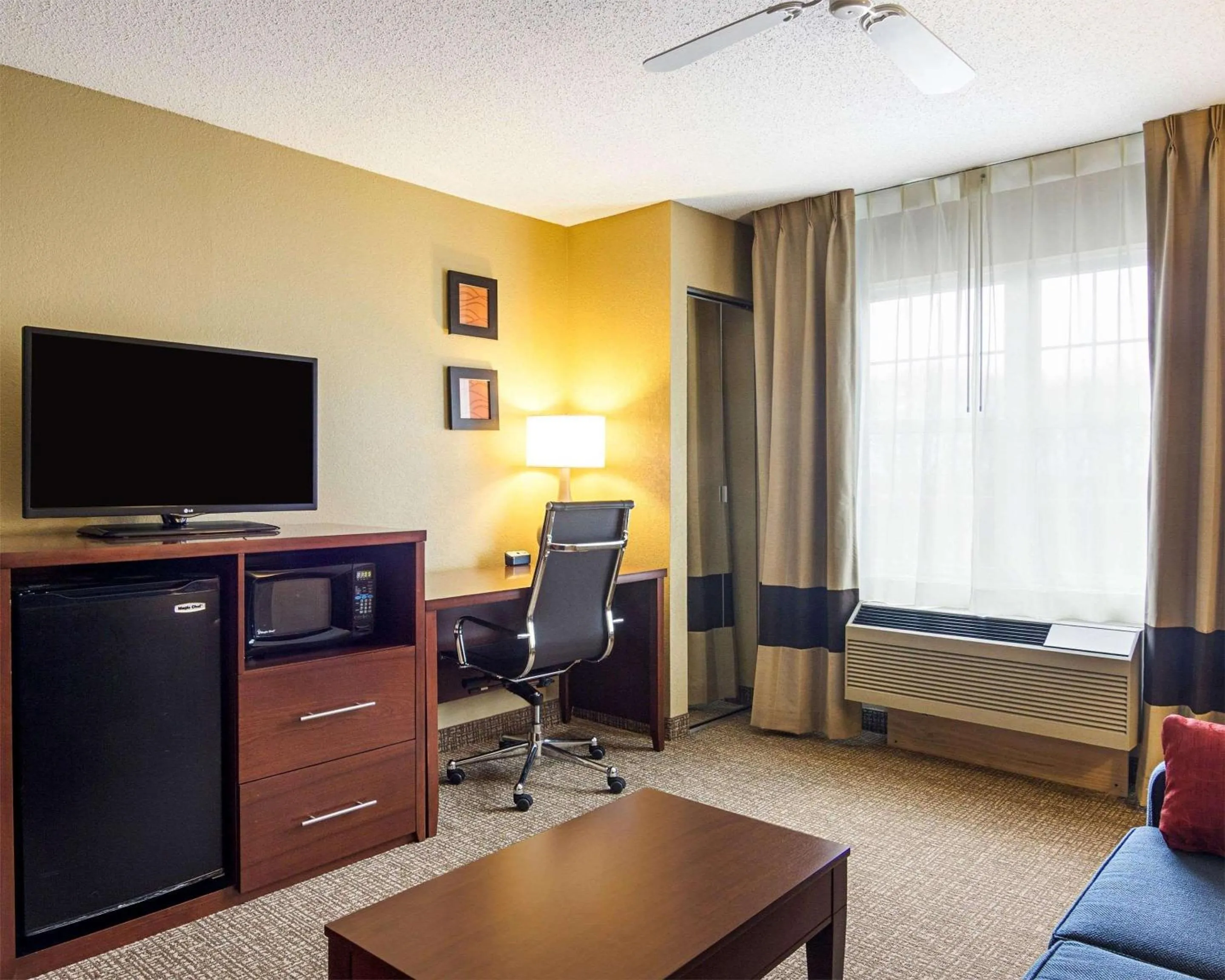 Photo of the whole room in Comfort Inn & Suites Grafton-Cedarburg