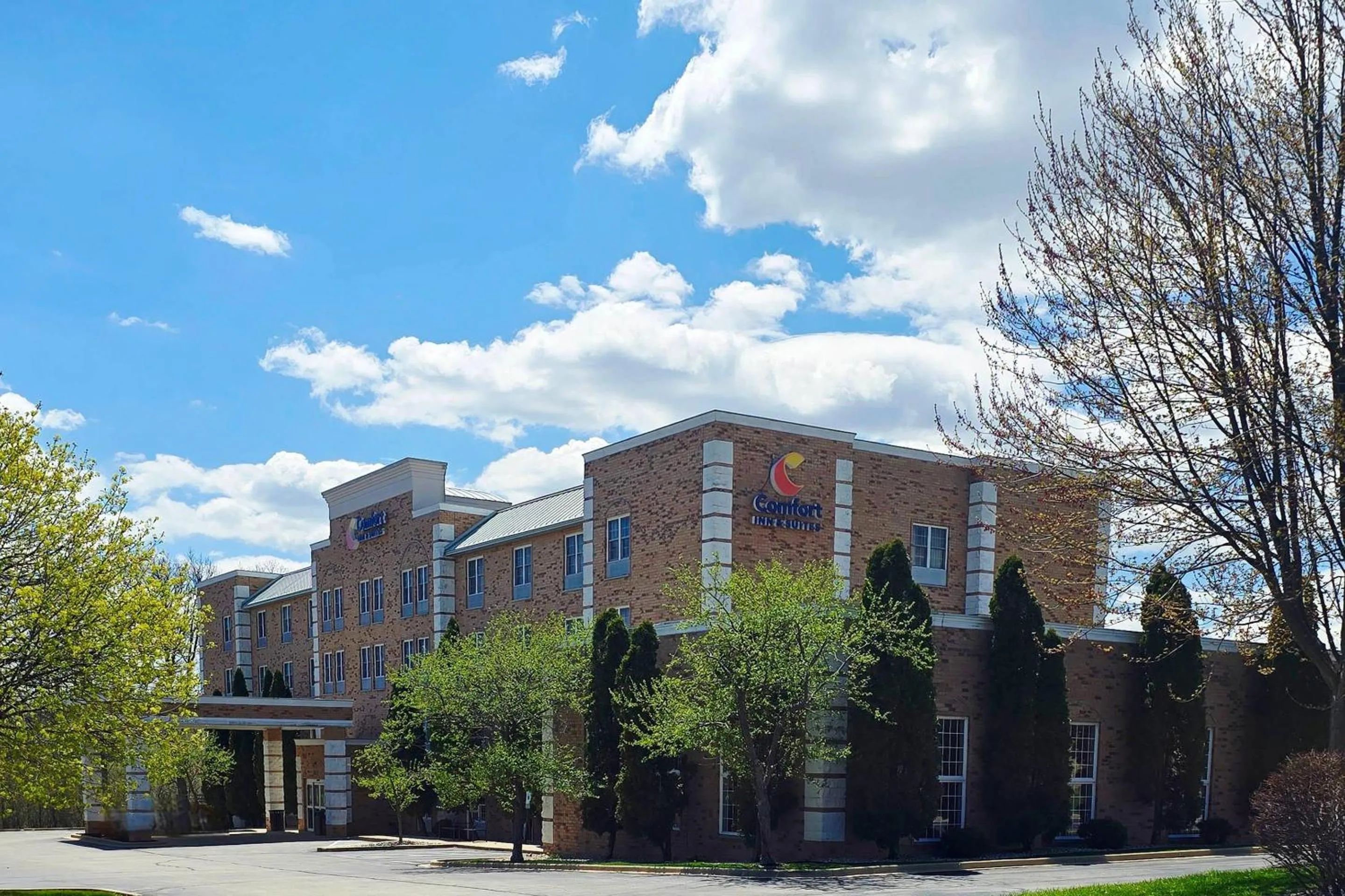 Property building in Comfort Inn & Suites Grafton-Cedarburg