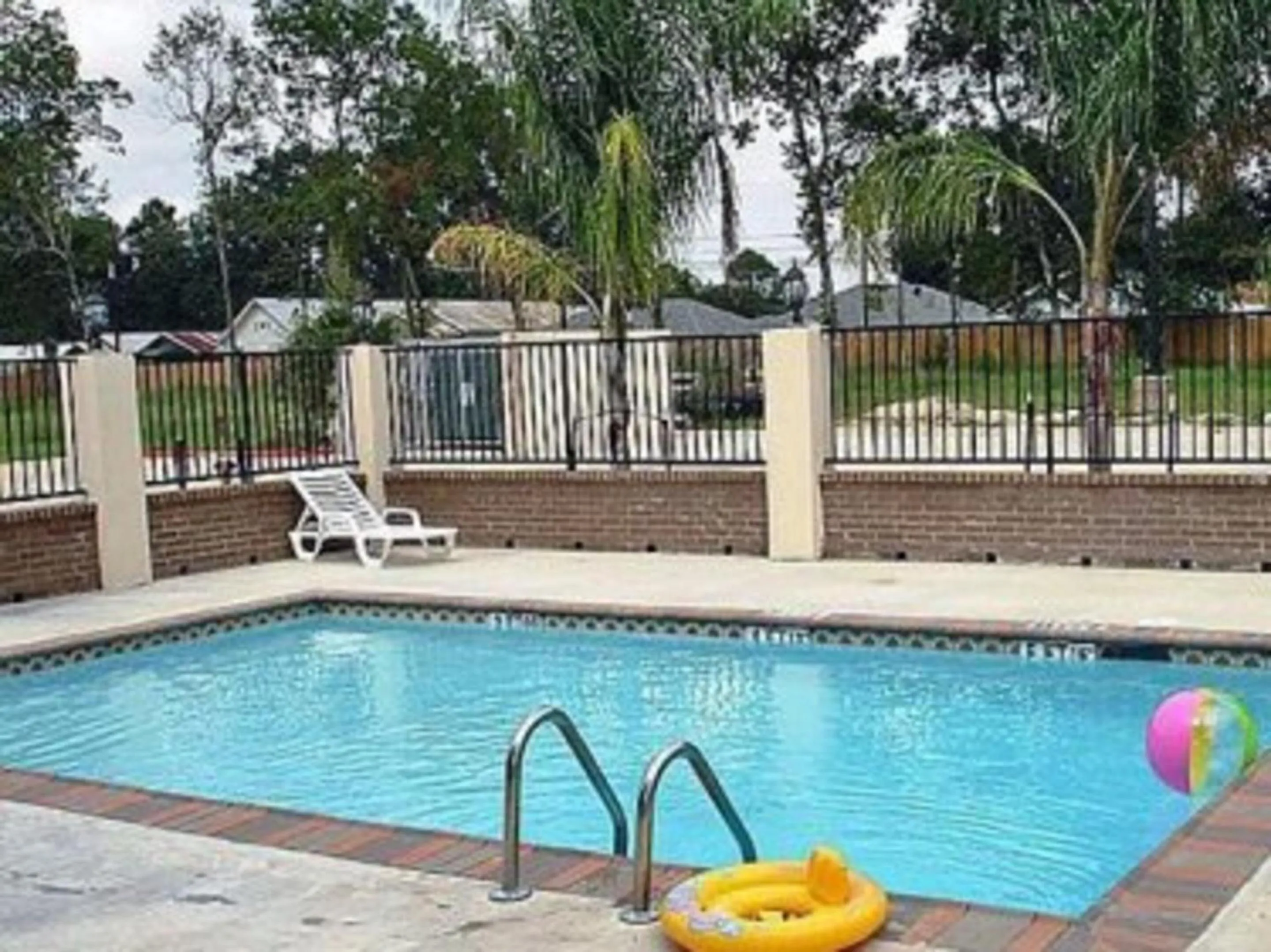 Swimming pool in Studio 6-Lafayette, LA - Broussard