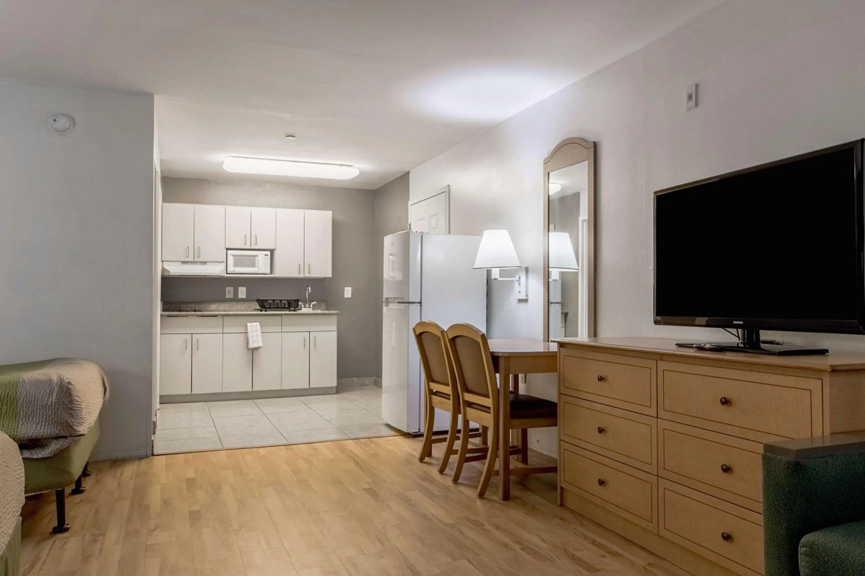 TV and multimedia in Studio 6-Lafayette, LA - Broussard