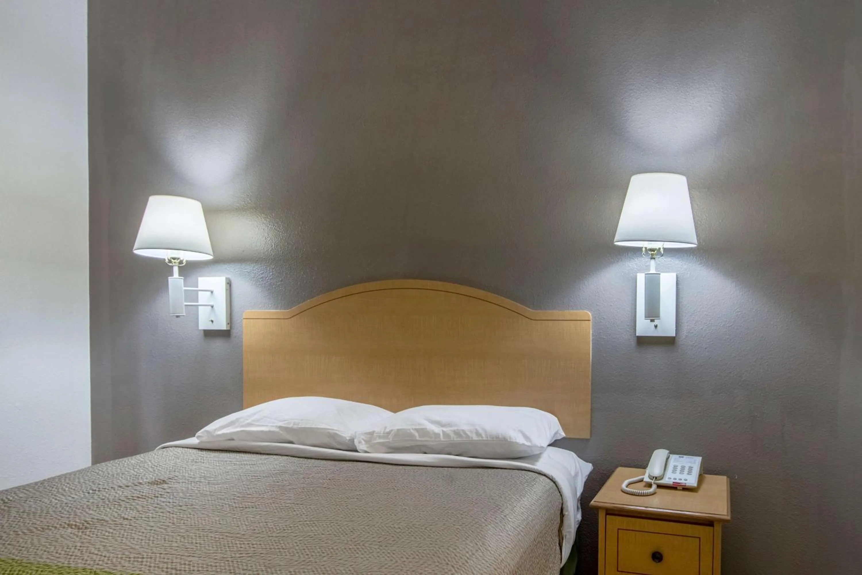 Photo of the whole room, Bed in Studio 6-Lafayette, LA - Broussard