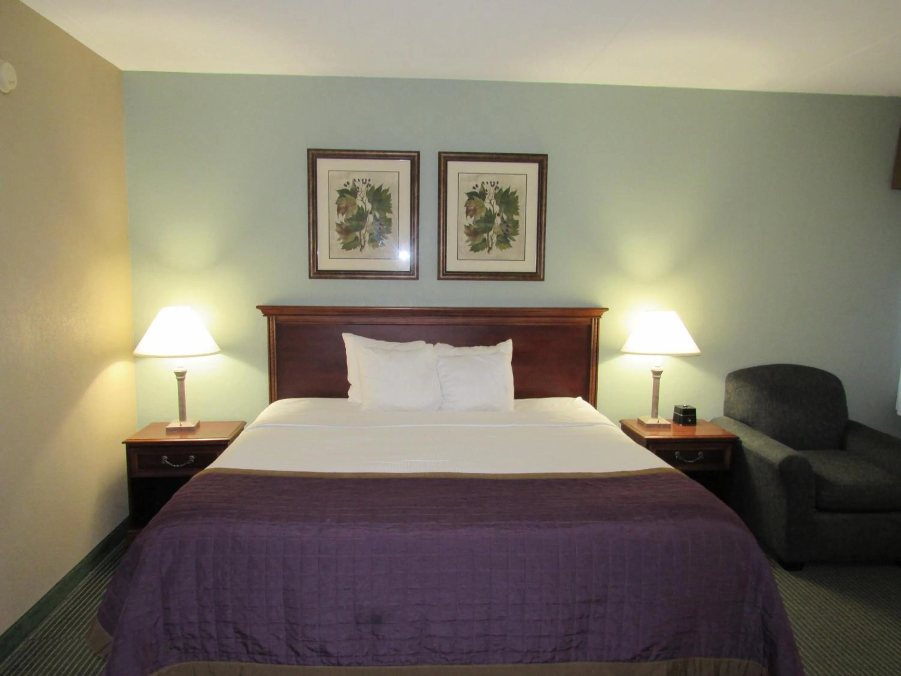 Bedroom, Bed in Bay Mountain Inn Cherokee Smoky Mountains