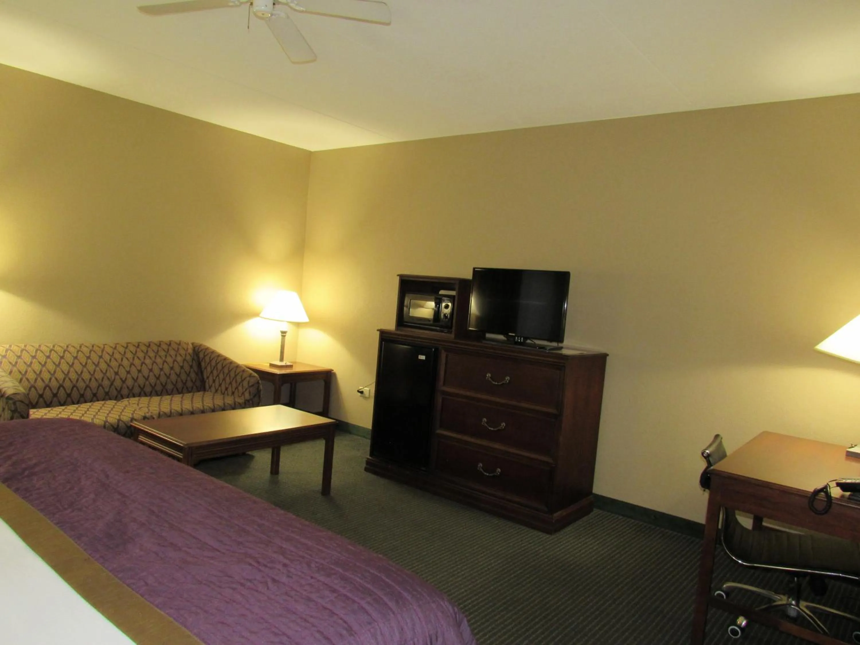 Photo of the whole room, Bed in Bay Mountain Inn Cherokee Smoky Mountains