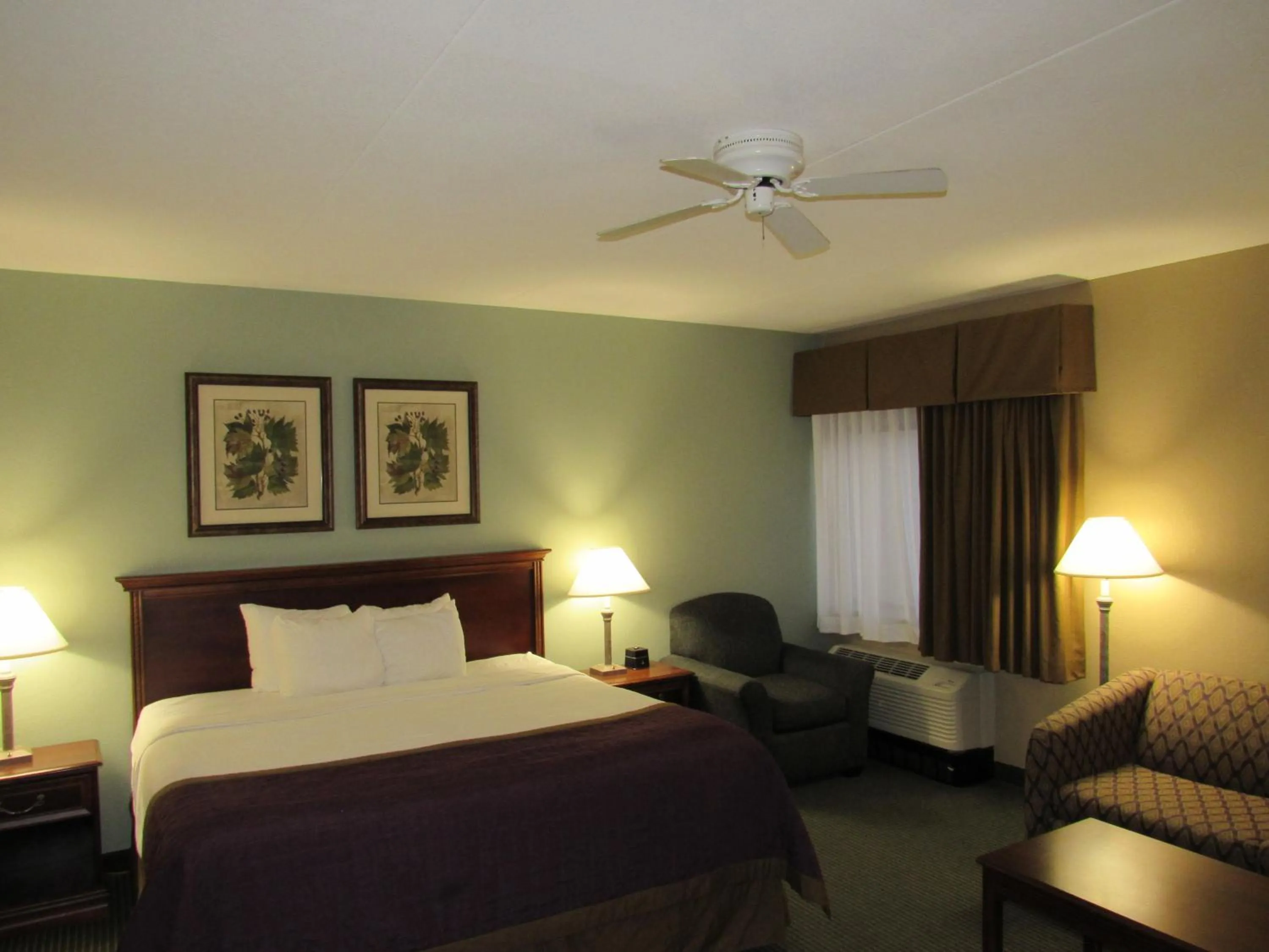 Bedroom, Bed in Bay Mountain Inn Cherokee Smoky Mountains