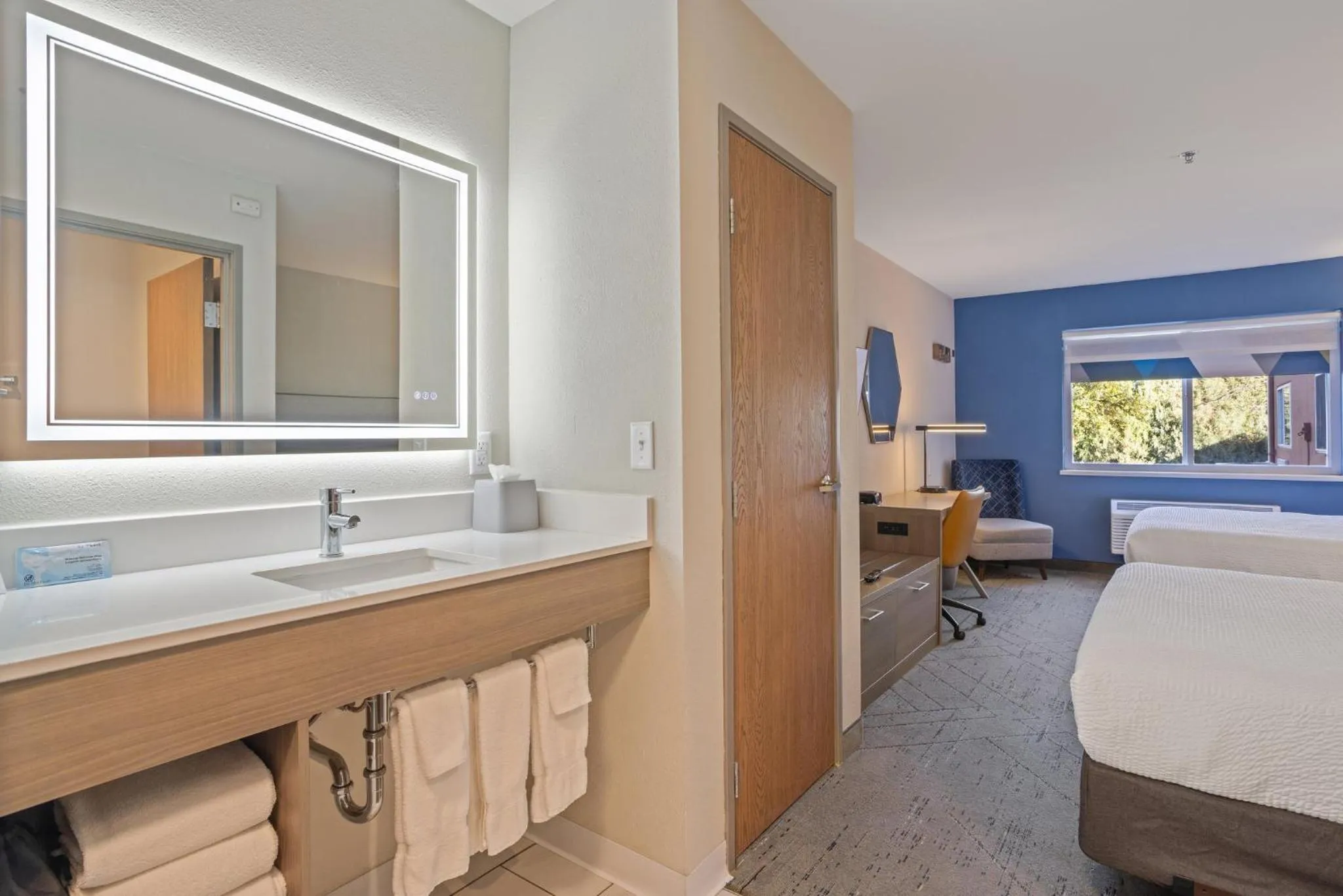 Photo of the whole room, Bed in Holiday Inn Express Hotel & Suites Torrington by IHG