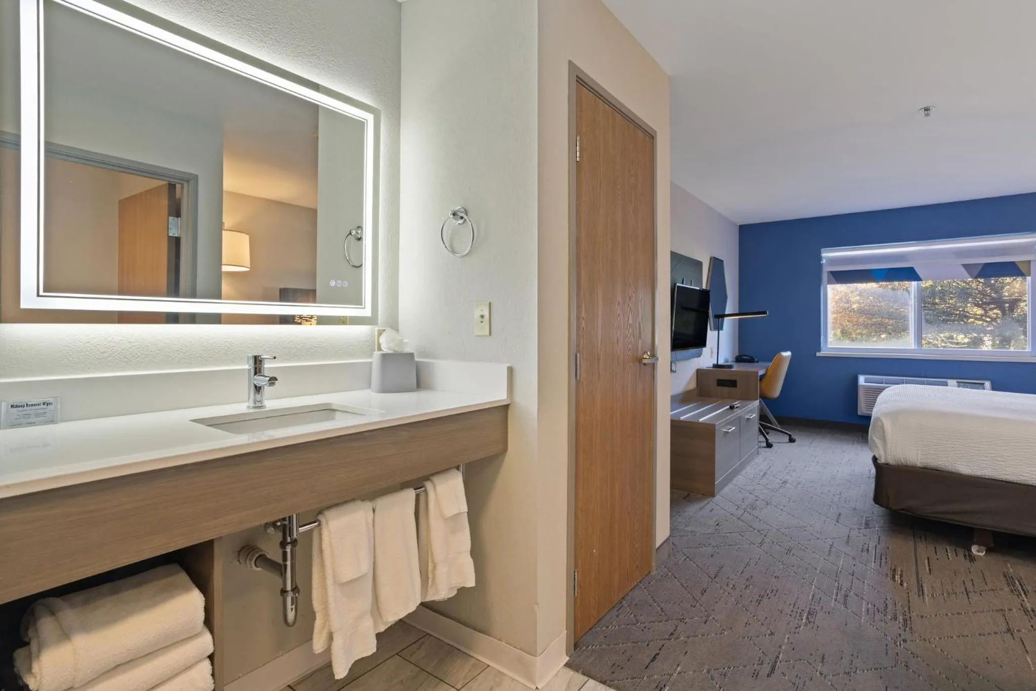 Photo of the whole room, Bed in Holiday Inn Express Hotel & Suites Torrington by IHG