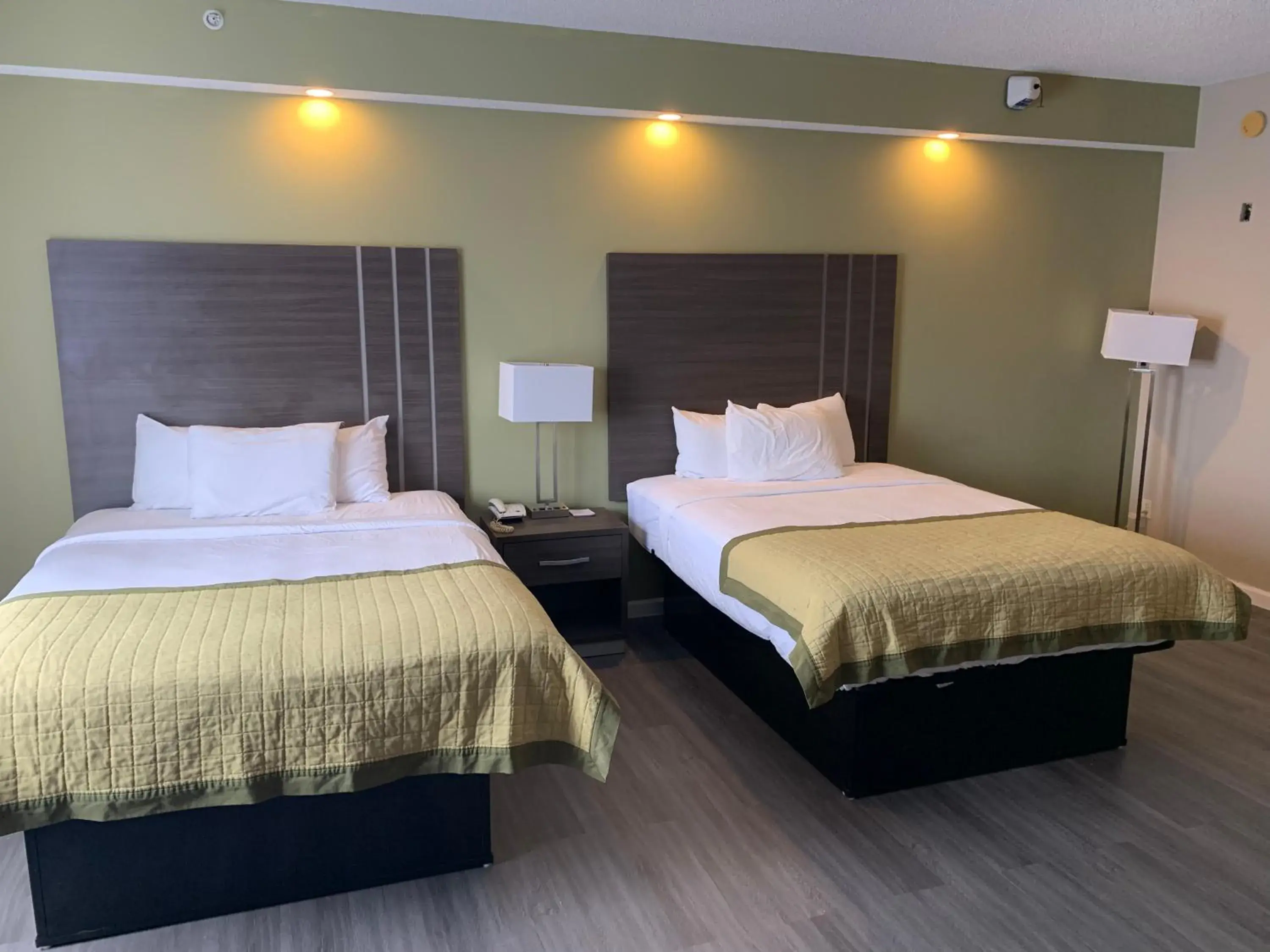 Queen Room with Two Queen Beds - Mobility Access/Non-Smoking in Ormond Beach Inn Queen Room with Two Queen Beds - Mobility Access/Non-Smoking in Ormond Beach Inn