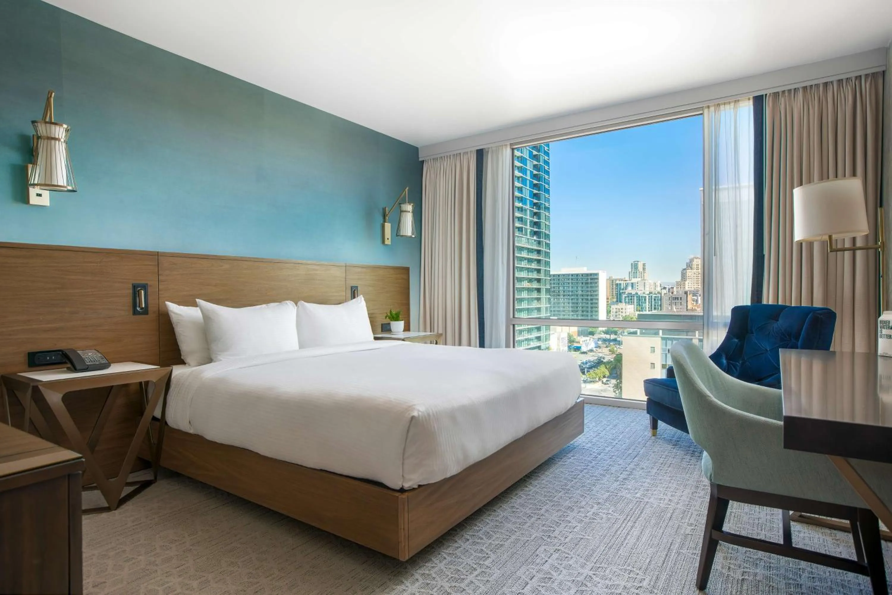 Bedroom, Bed in Carte Hotel San Diego Downtown, Curio Collection By Hilton