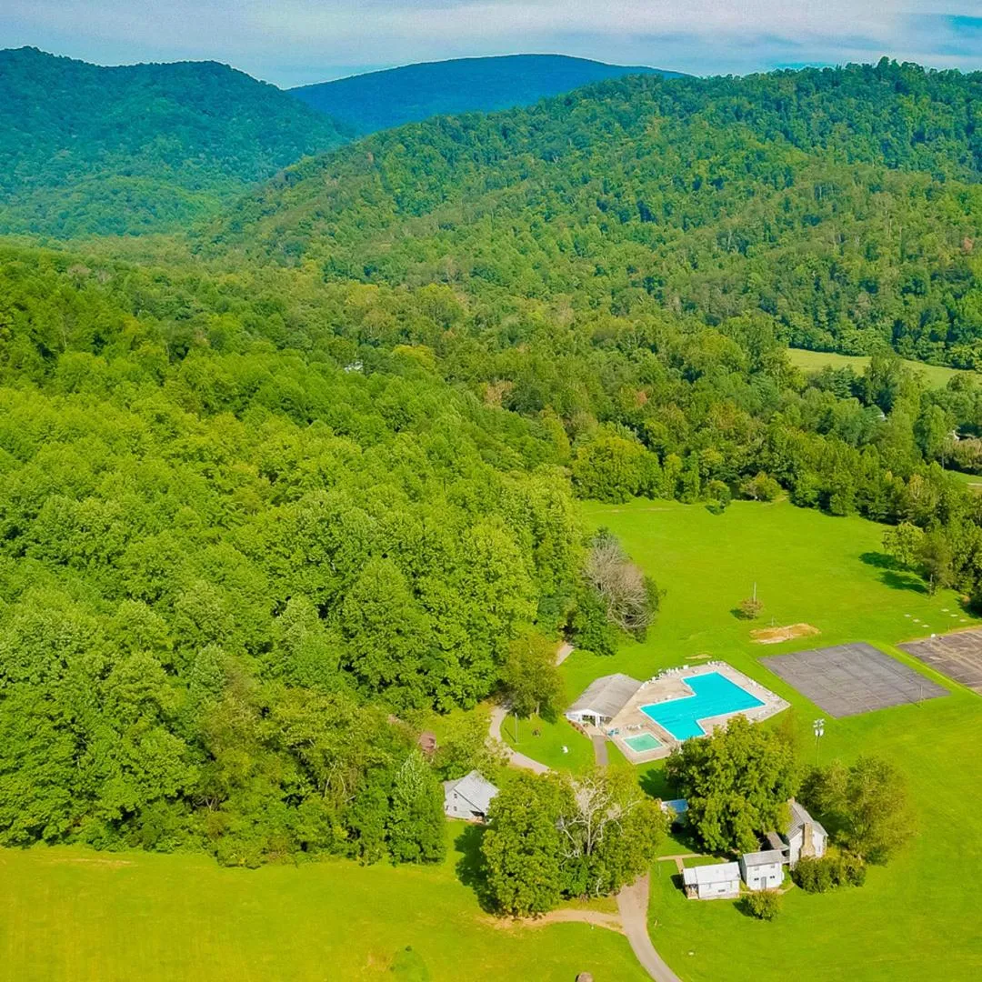 Swimming pool in Graves Mountain Farm & Lodges